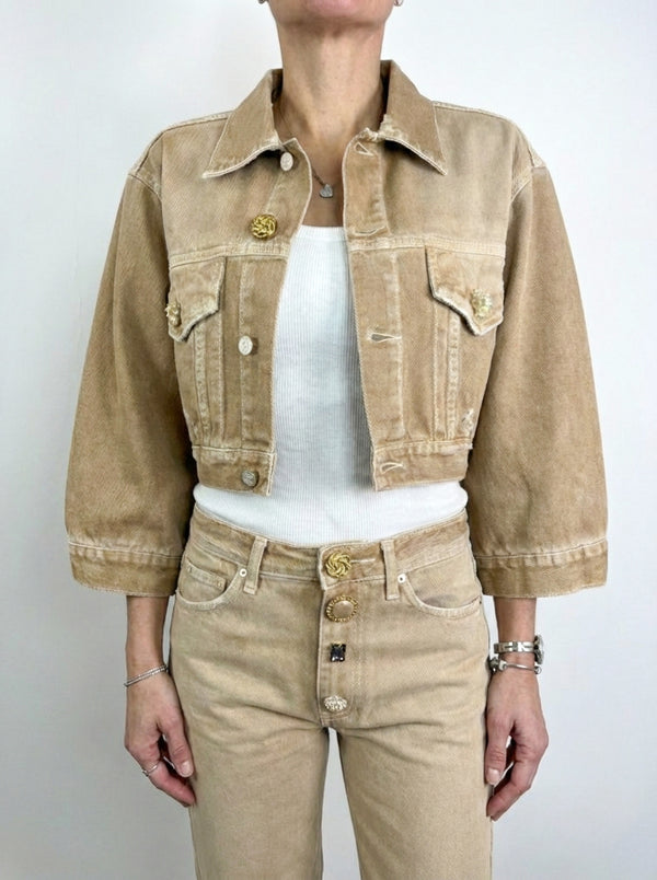 Vicolo giubbino con bottoni gioiello indossato