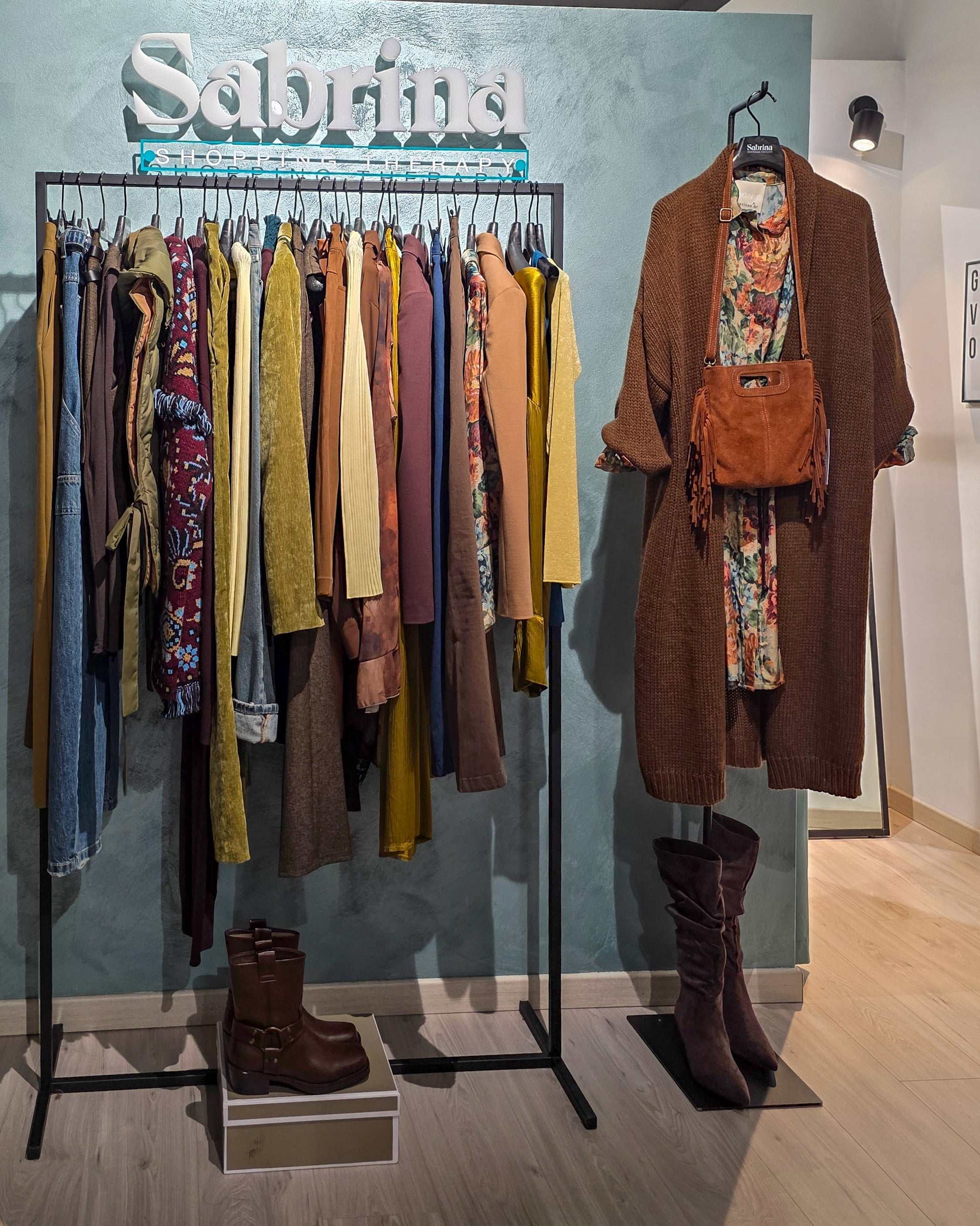 Abbigliamento donna autunno inverno 2025-26 in boutique Sabrina Shopping Therapy Verona: cappotti, maglioni, abiti e accessori made in Italy dei brand Vicolo, HaveOne, Kikisix e Philia Loft.