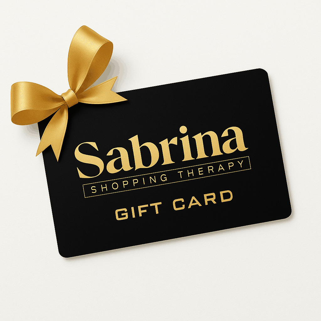 Gift Card Sabrina Shopping Therapy nera elegante con scritta dorata e fiocco oro, regalo perfetto per Natale 2025