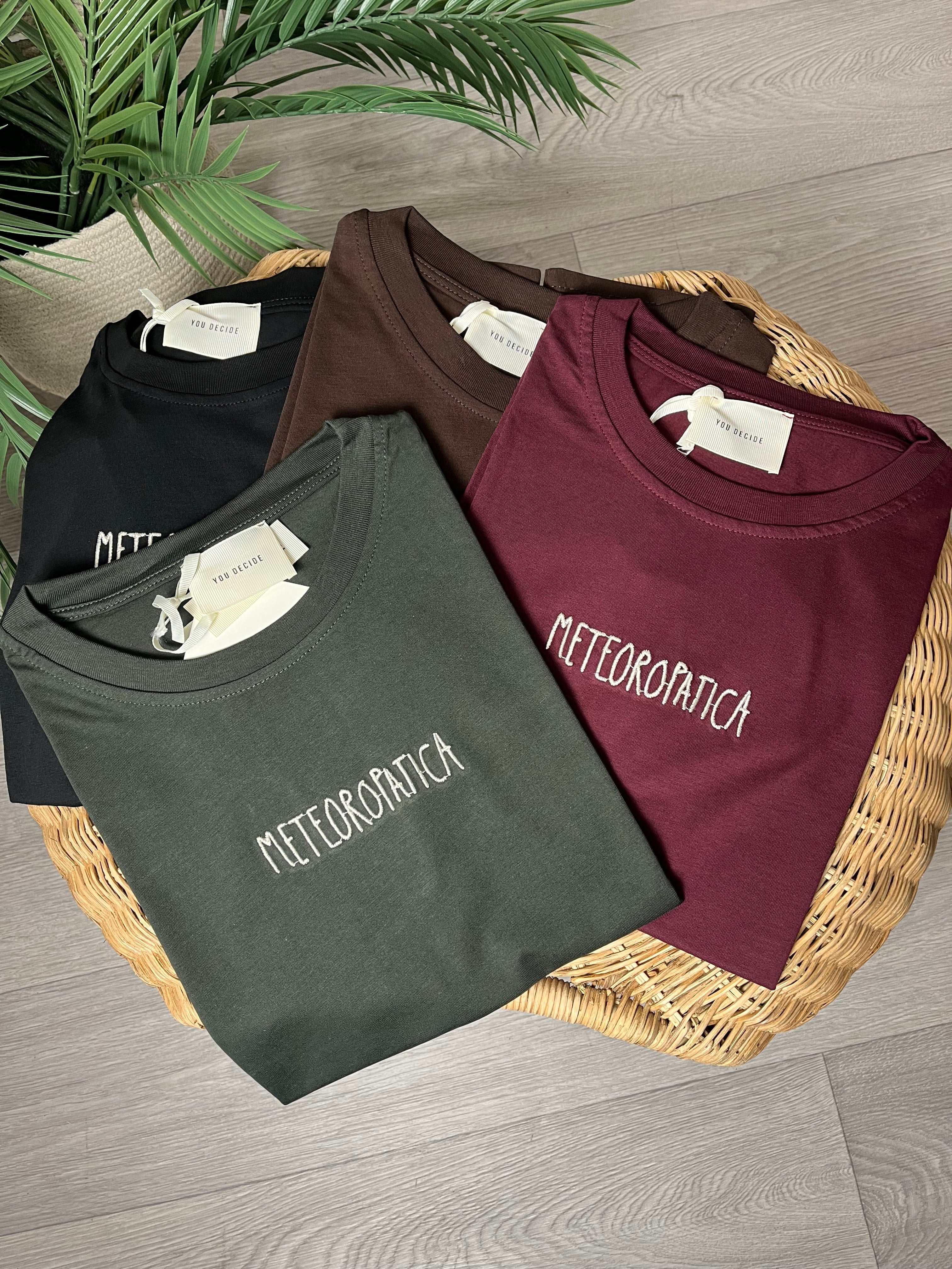 Maglietta t-shirt You Decide con scritta ironica "metereopatica" in 4 varianti colore. Verde militare, bordeaux, moro e nero.