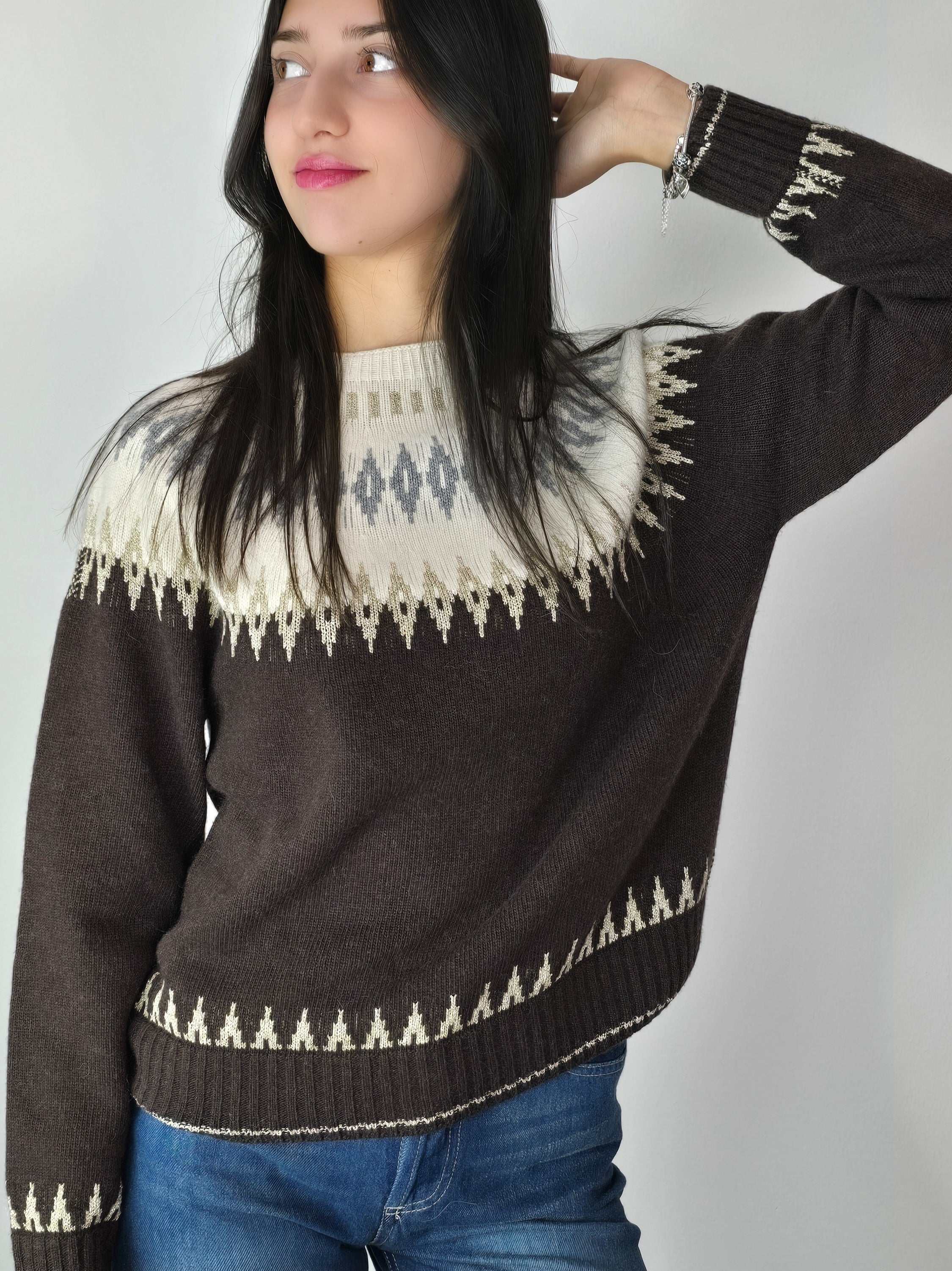 Maglione norvegese Kontatto in lana marrone con motivo jacquard cream e grigio, girocollo, maniche lunghe e vestibilità morbida indossato da modella.