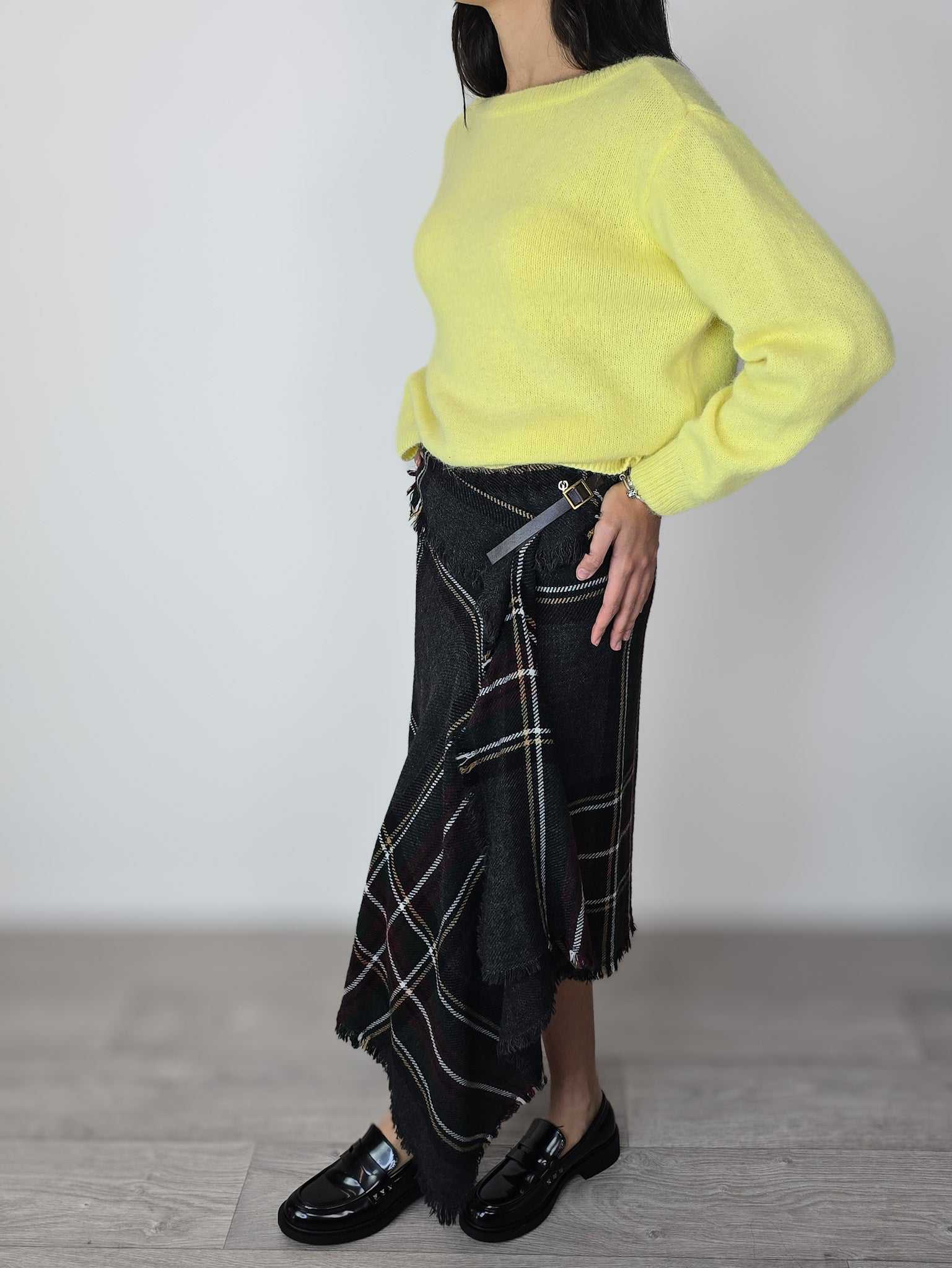 Gonna midi Tartan fantasia nero Philia Loft con maglione giallo accesso indossati da modella