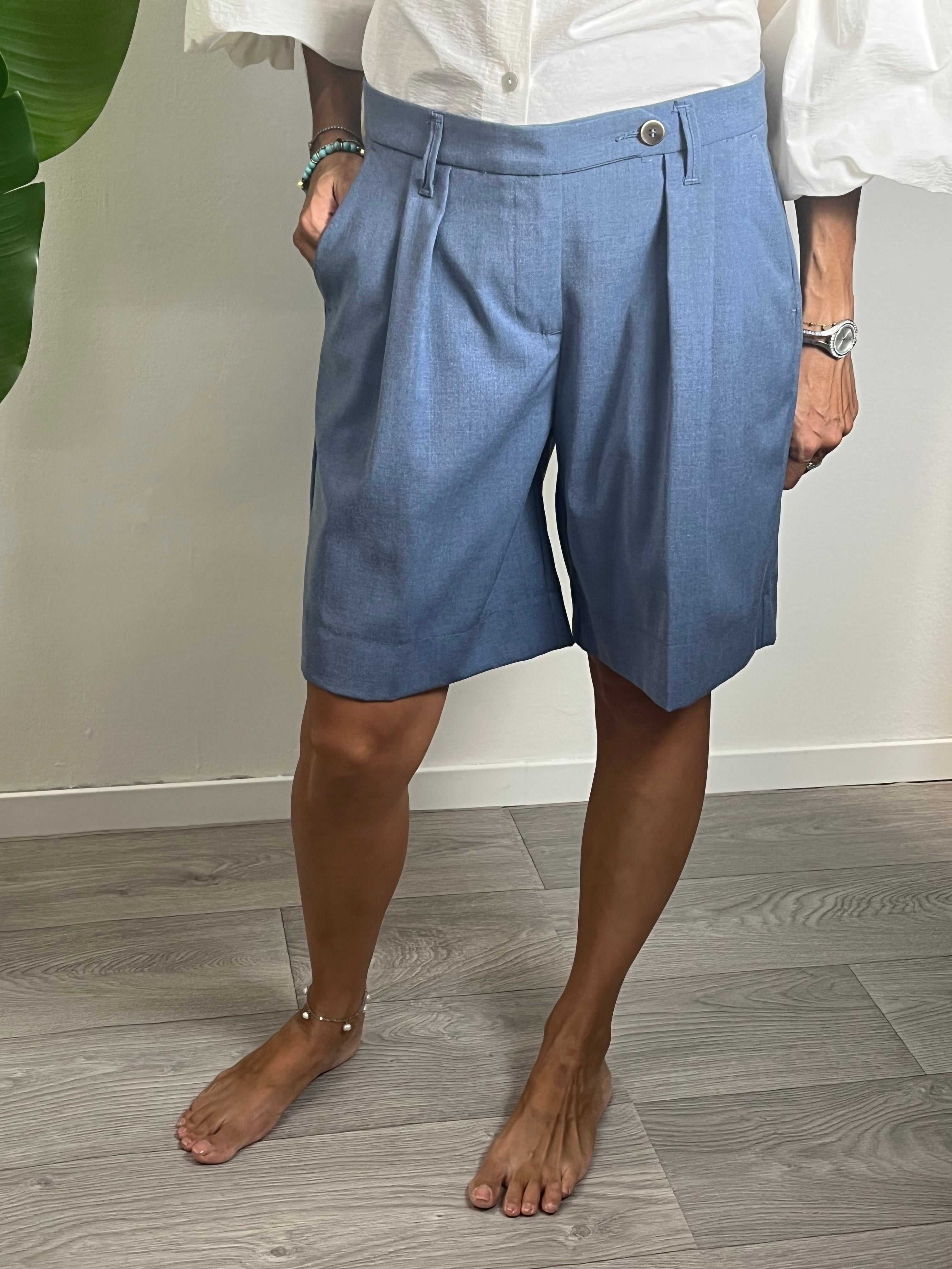 Donna che indossa pantaloncini sartoriali blu Pantaloncino Mango Squad a fit regolare