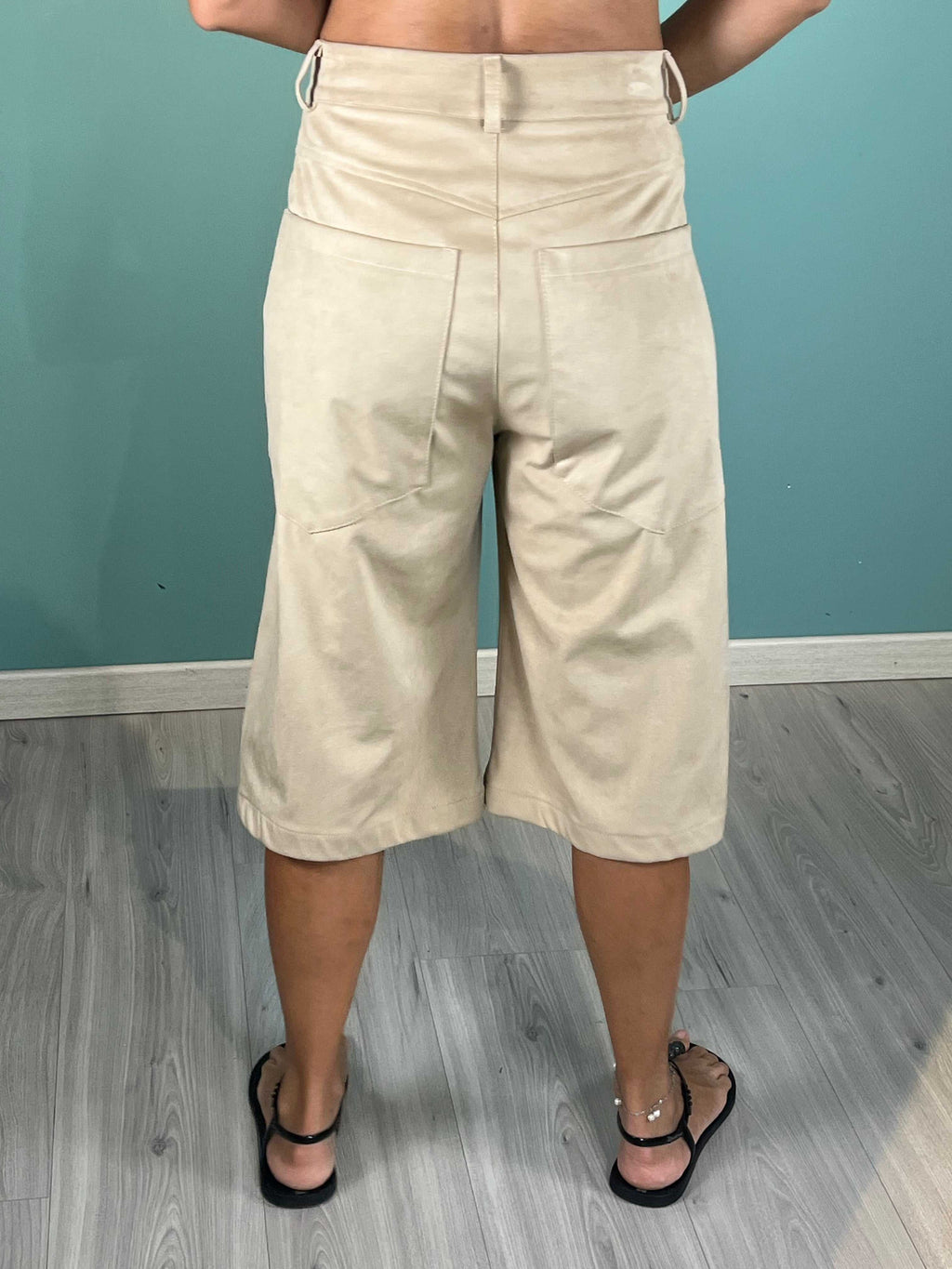 Back view of beige Bermuda Cami TensioneIn eco suede shorts with regular fit on model