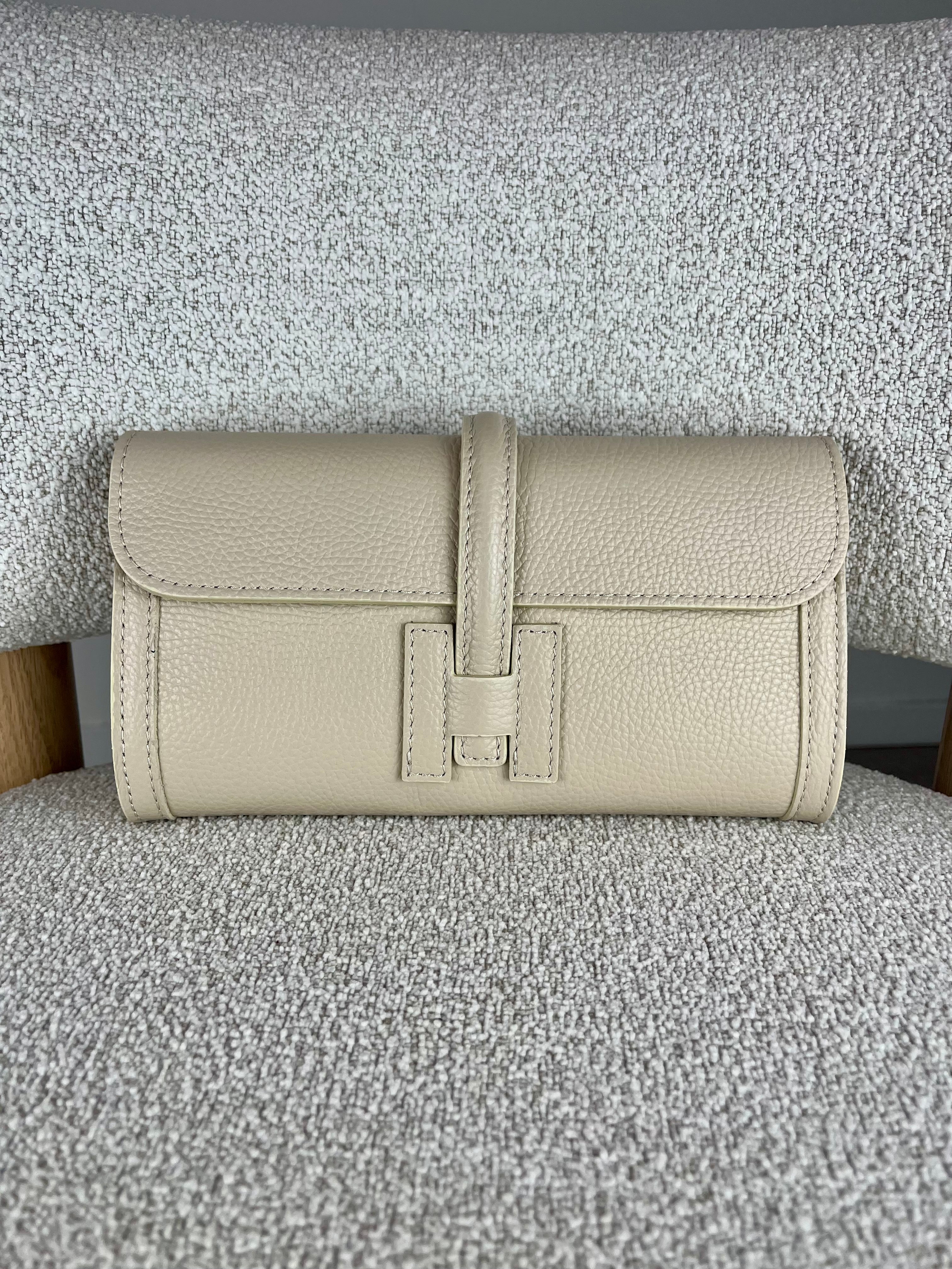 Pochette in vera pelle con tracolla - Beige