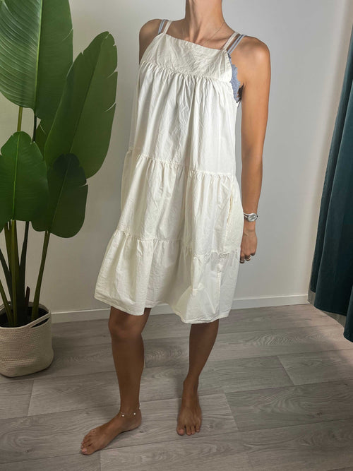 Donna che indossa abito corto Abito Balze panna in cotone con fit morbido e balze