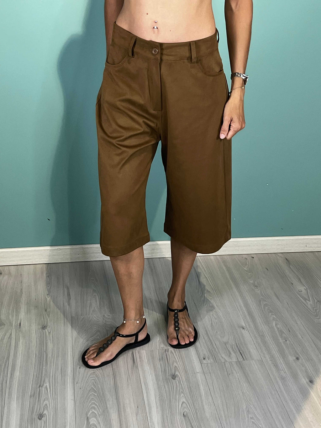 Bermuda Cami TensioneIn brown eco suede bermuda shorts with regular fit worn by model