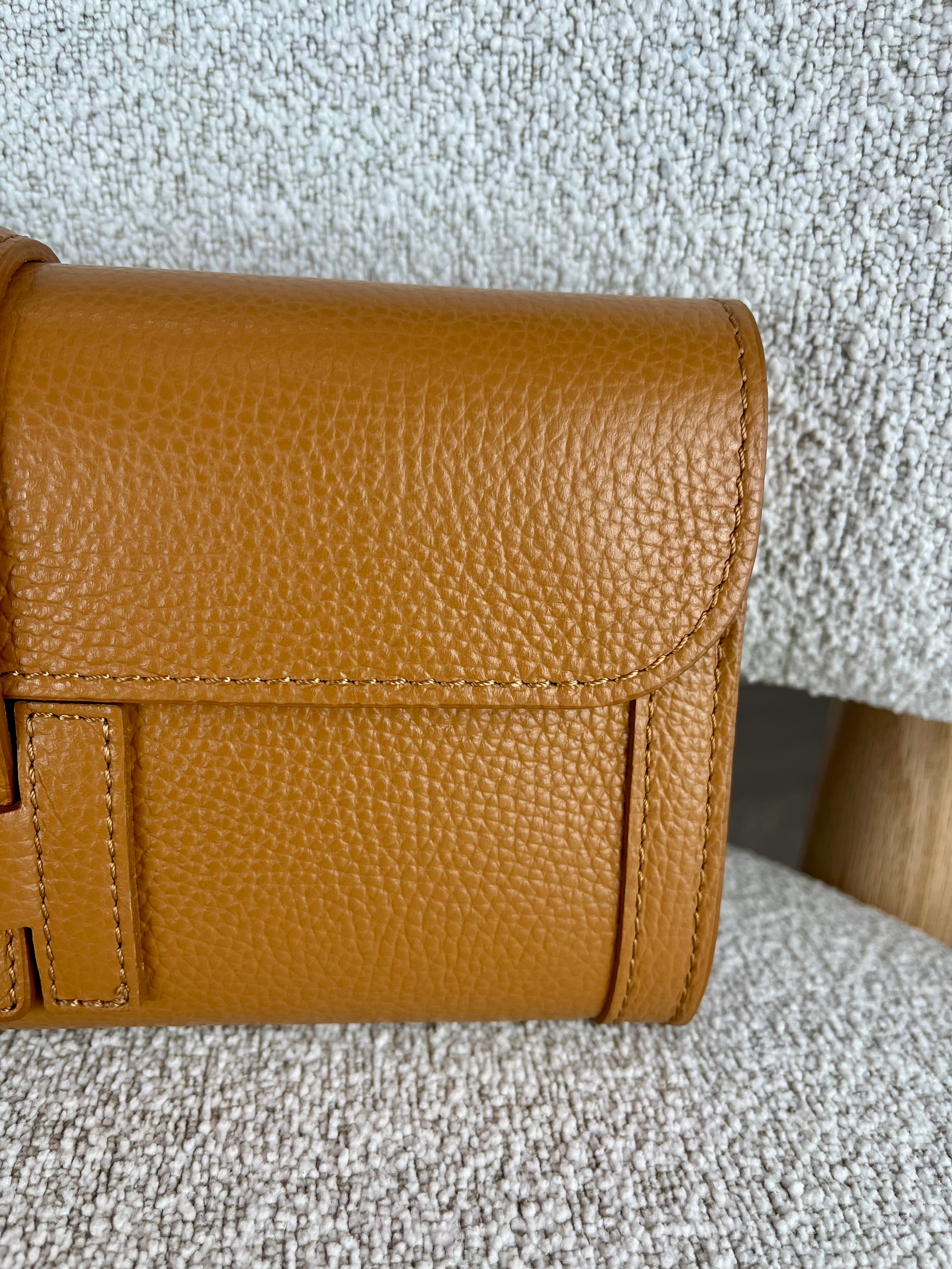 Pochette in vera pelle con tracolla - Cuoio