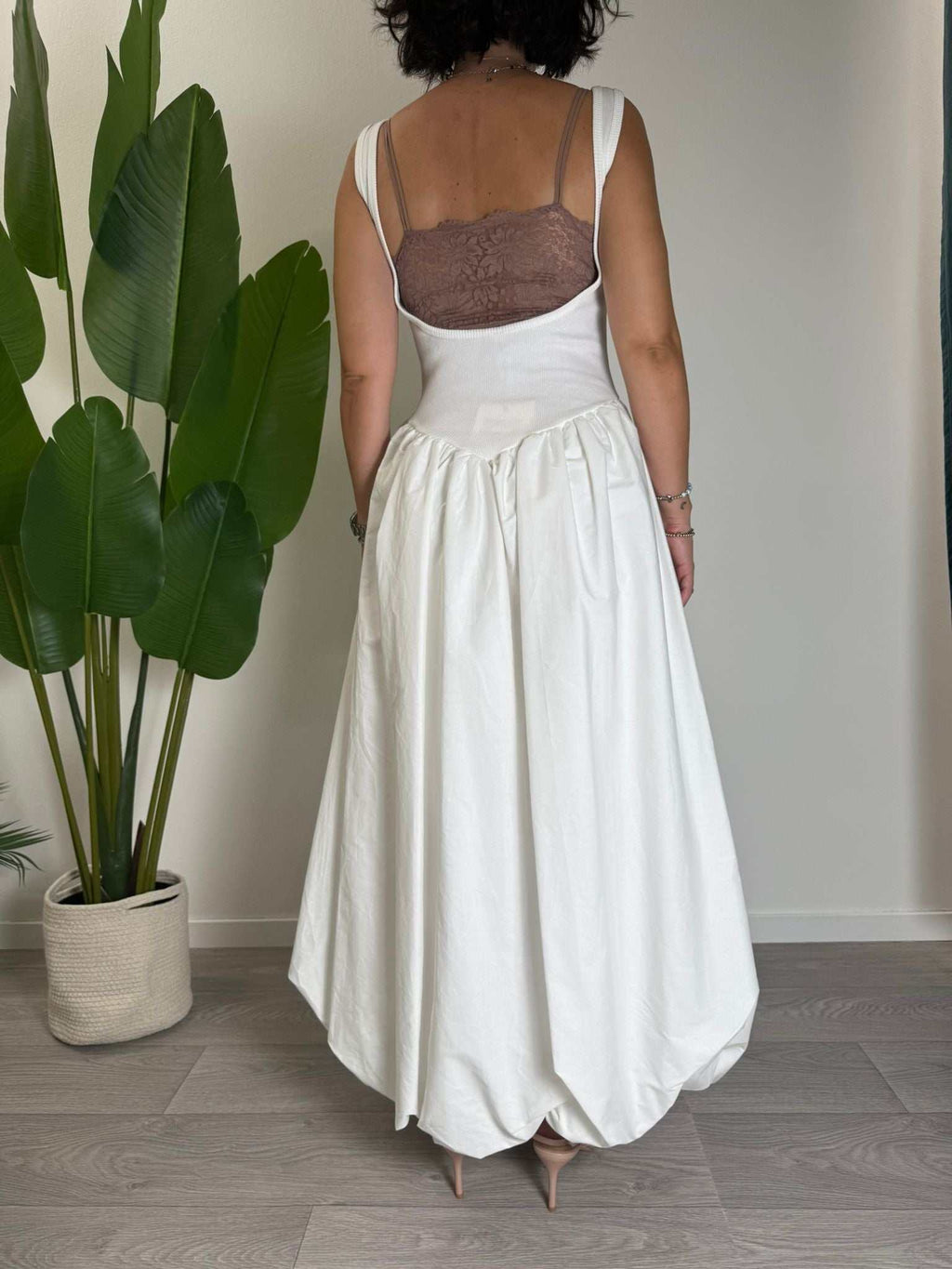 Donna vista da dietro che indossa Abito Strega Bianco lungo con gonna vaporosa e fit regolare.