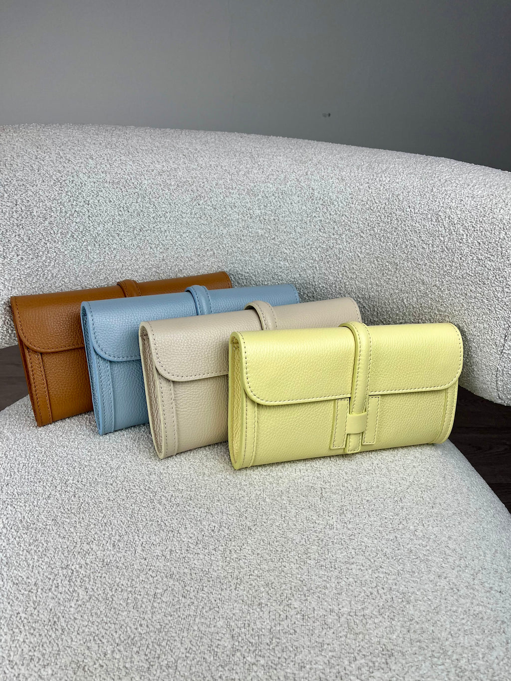 Pochette in vera pelle con tracolla - Beige