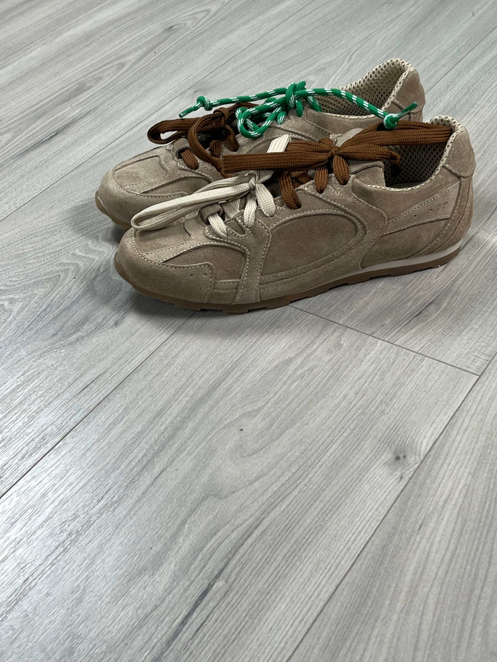 Sneakers Massi Divine Follie in beige suede leather with double laces on wooden floor