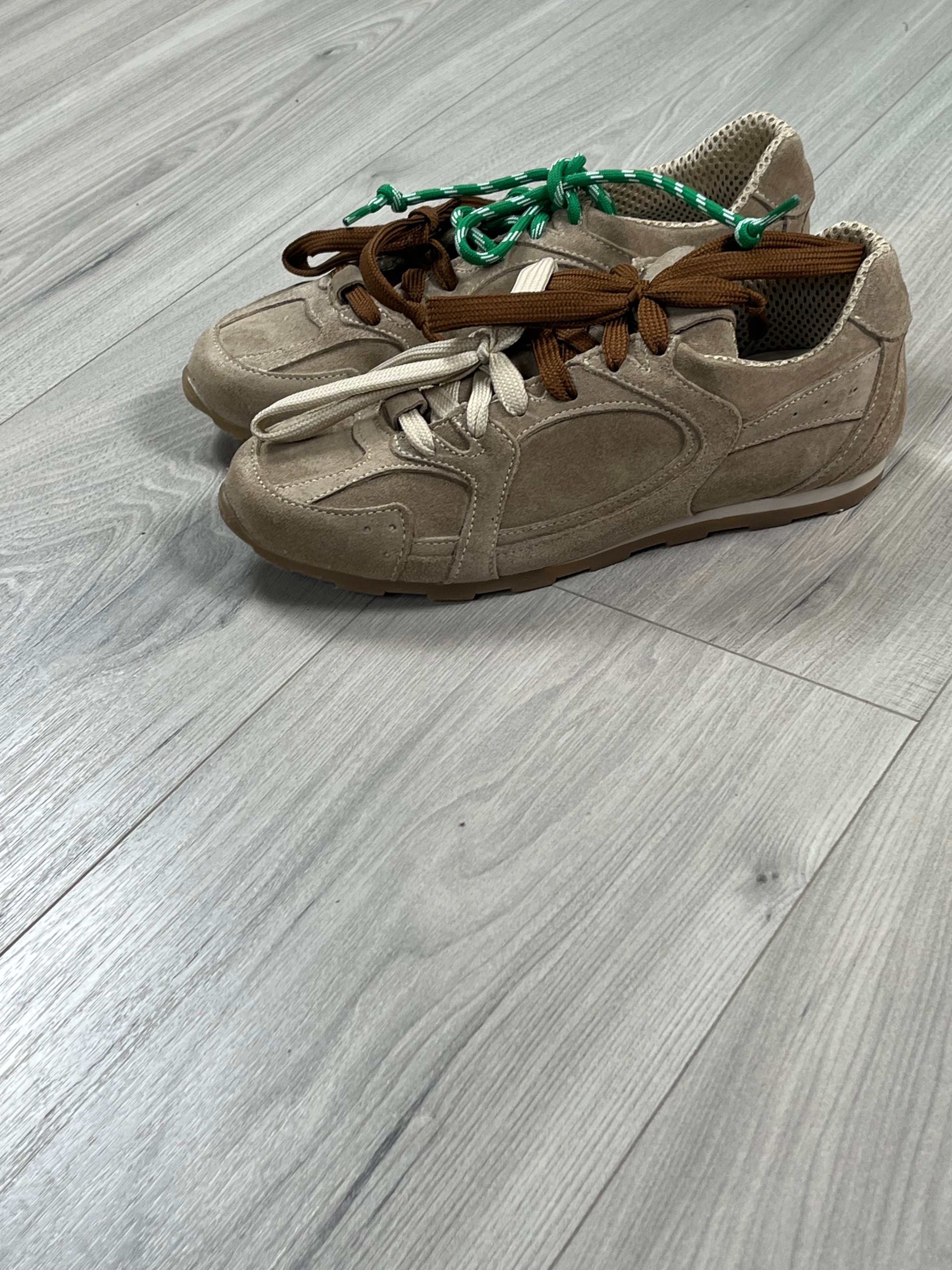 Sneakers Massi Divine Follie in beige suede leather with double laces on wooden floor