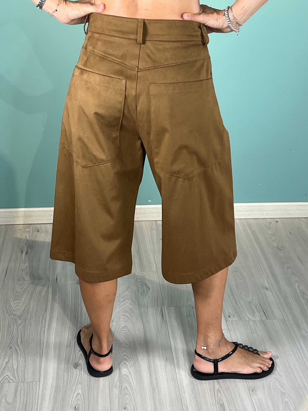 Back view of brown Bermuda Cami TensioneIn eco suede shorts with regular fit worn by model