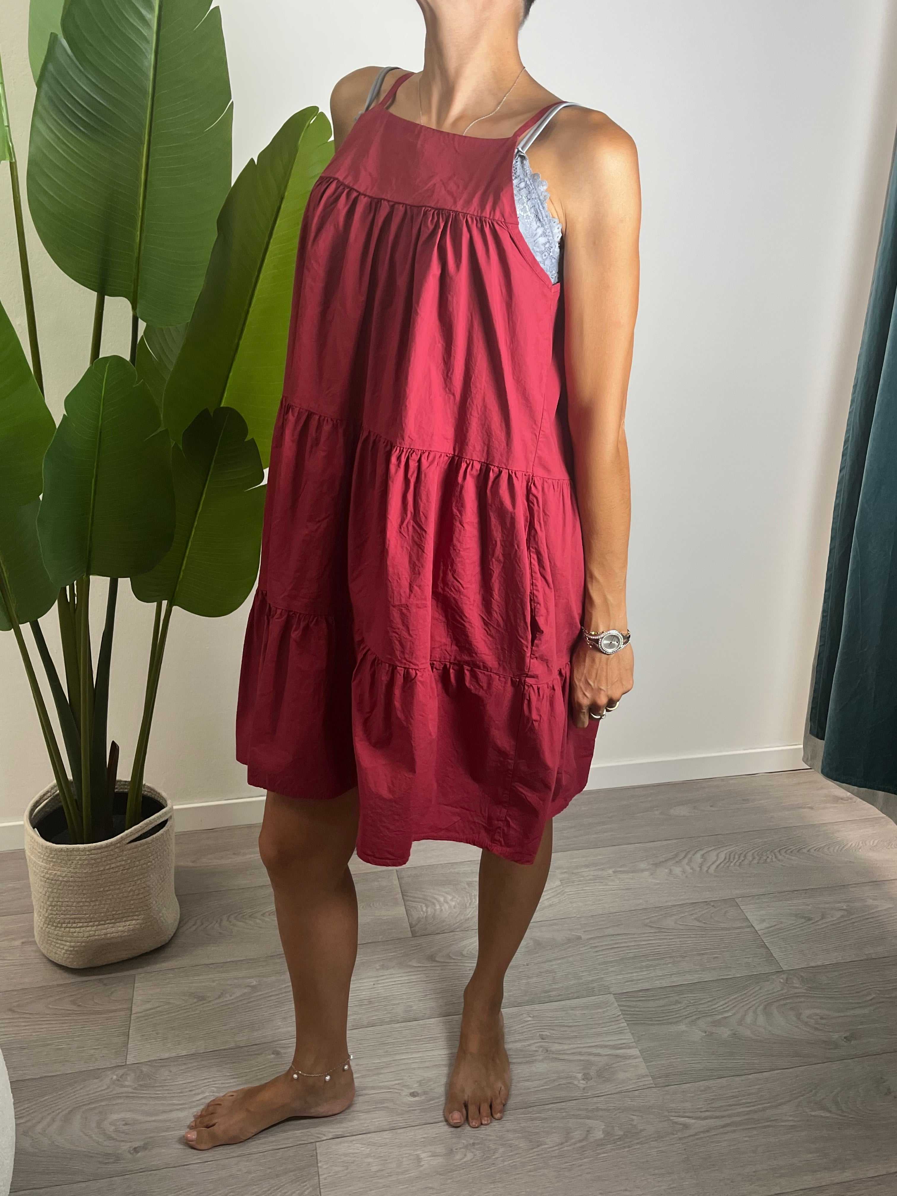 Donna che indossa abito balze rosso corto in cotone con fit morbido