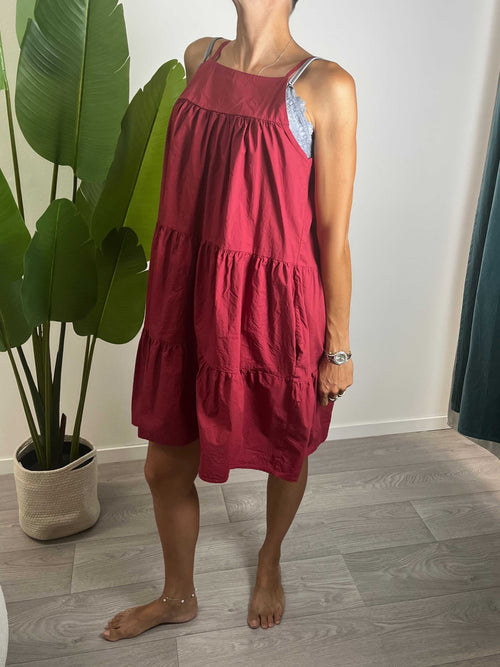 Donna che indossa abito balze rosso corto in cotone con fit morbido