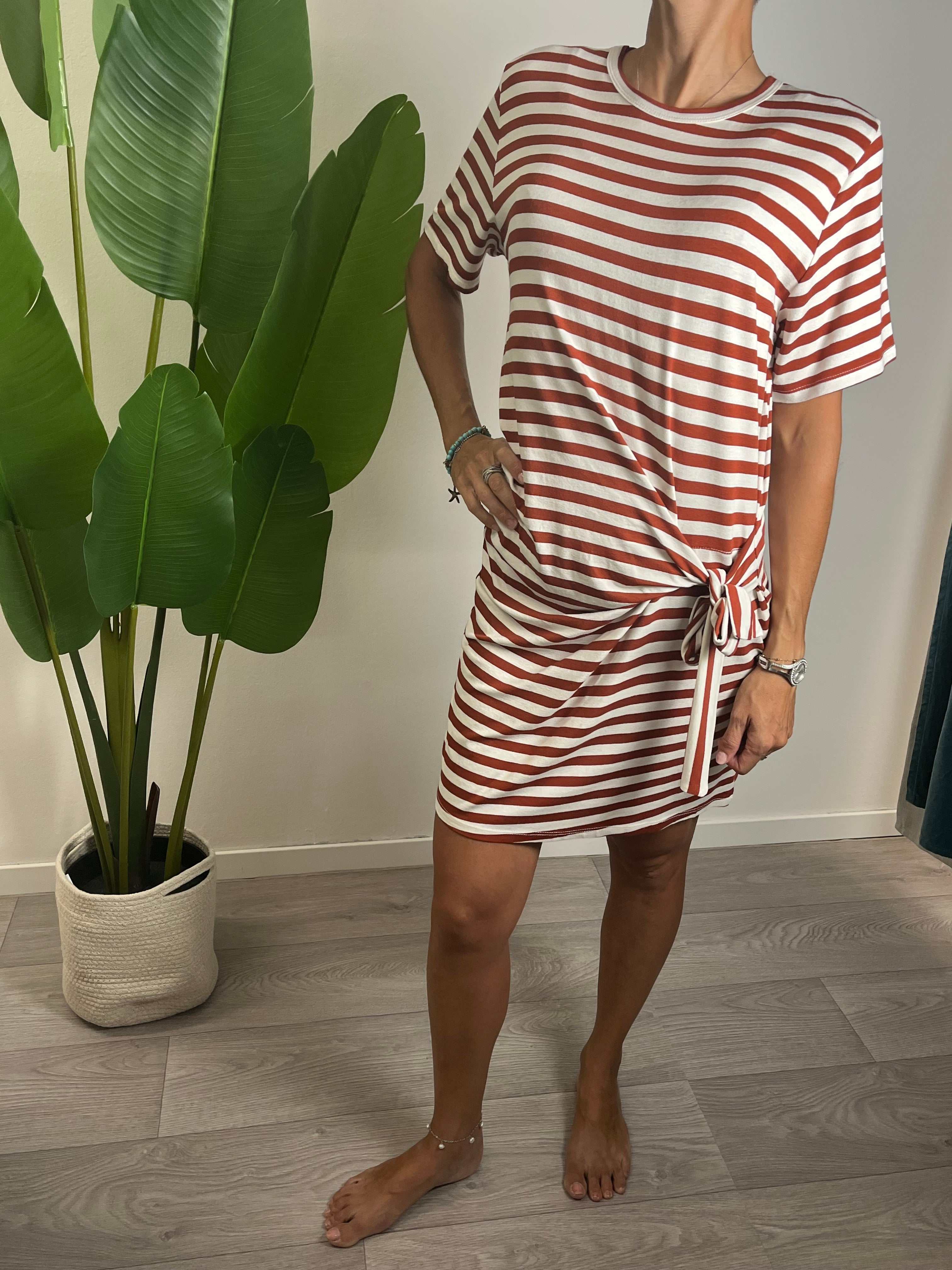 Abito Silvia Kontatto dress with knot detail and fitted silhouette in striped fabric