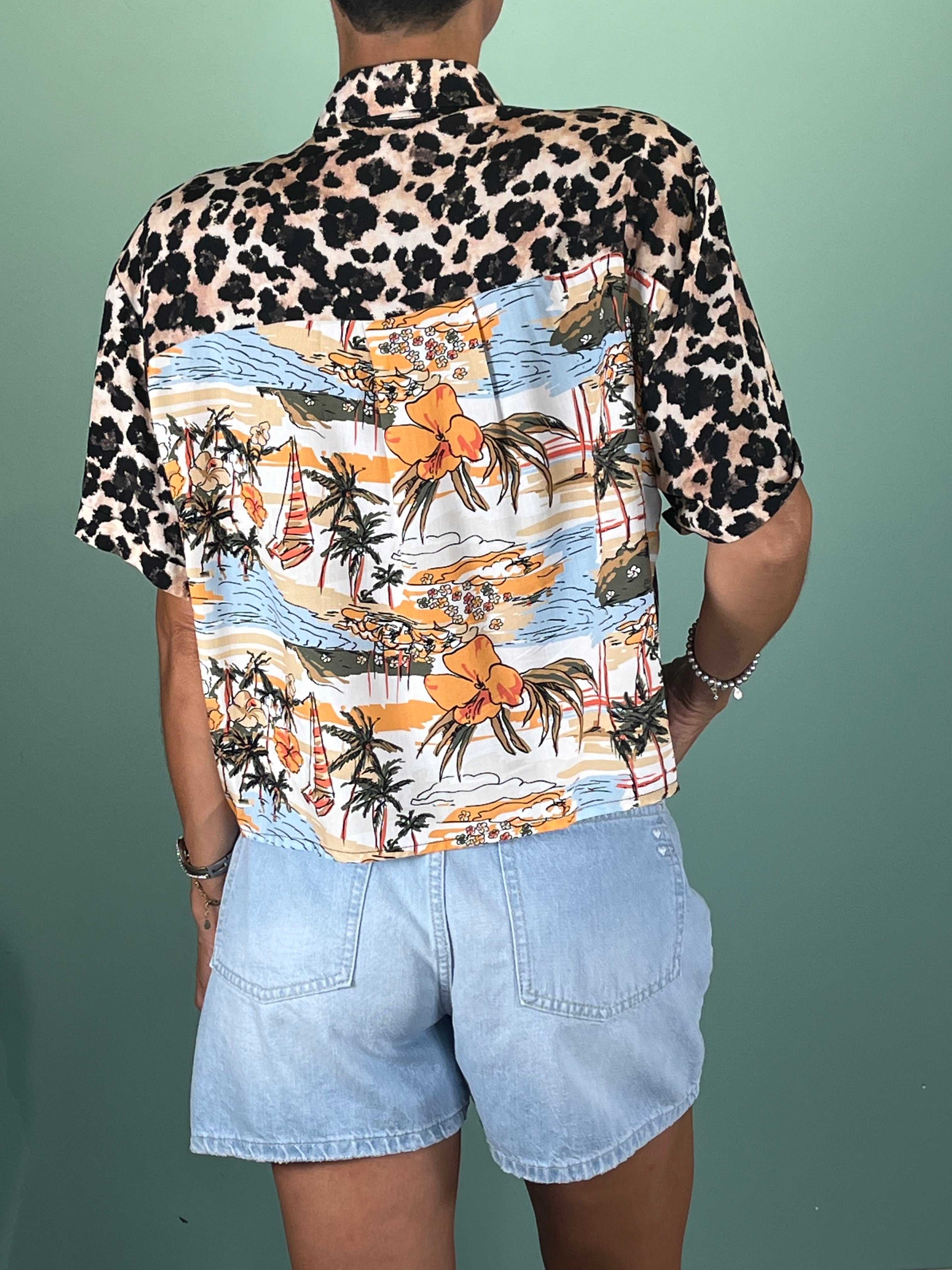 Camicia Animalier short sleeve shirt with animal print and Hawaiian patch design, viscose fabric.