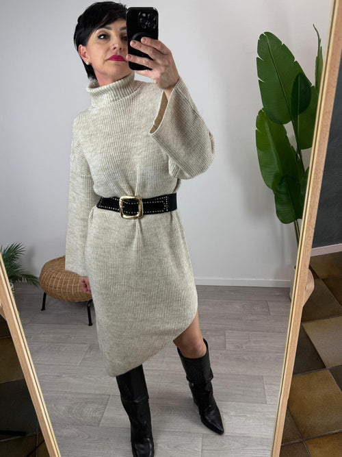 Abito dolcevita asimmetrico ecru kontatto indossato su modella