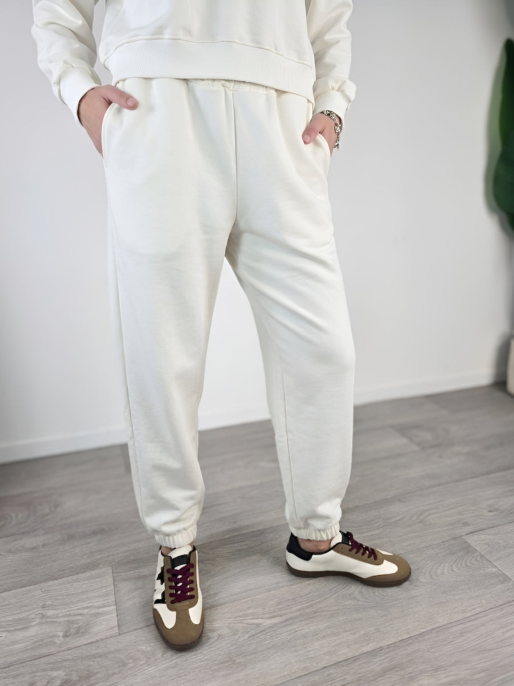 Jogger color burro in felpa del brand Berna indossato con sneakers Sabrina Shopping Therapy Shop Online Verona San Martino Buon Albergo