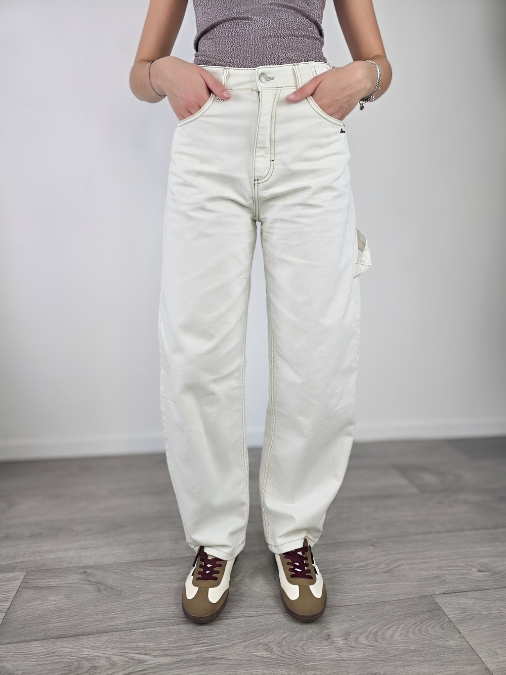 Berna Jeans Barrel bianco latte indossati da modella per Sabrina Shopping Therapy Shop online Verona 