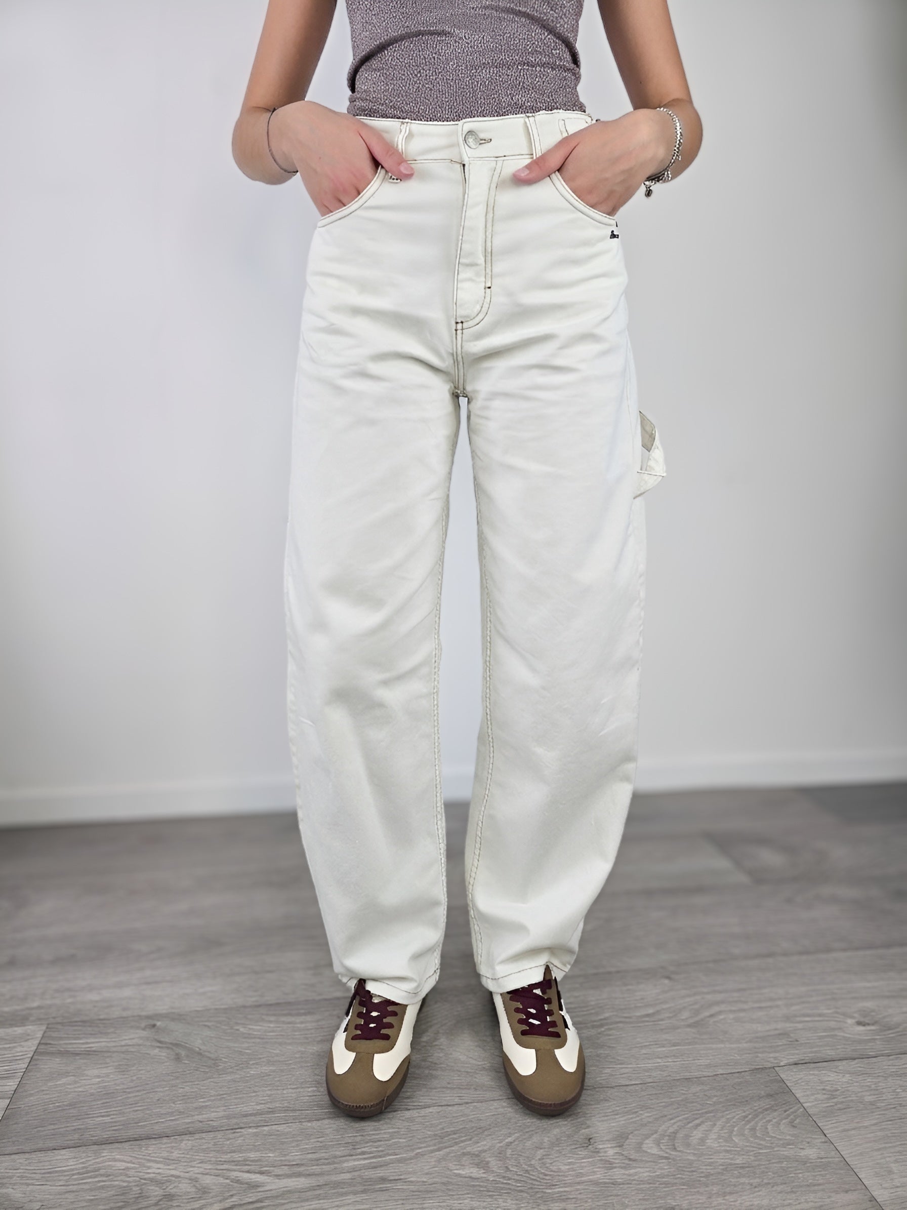 Berna Jeans Barrel bianco latte indossati da modella per Sabrina Shopping Therapy Shop online Verona 