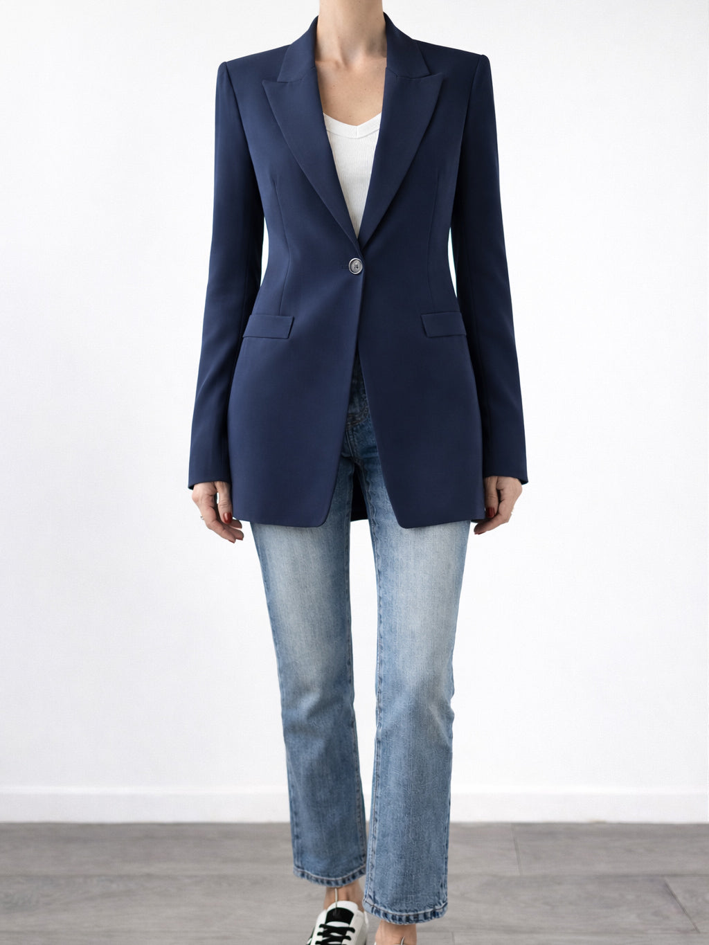 Blazer Blu Gold modello Vittoria indossato da modella con Jeans e canottiera bianca. Frontale