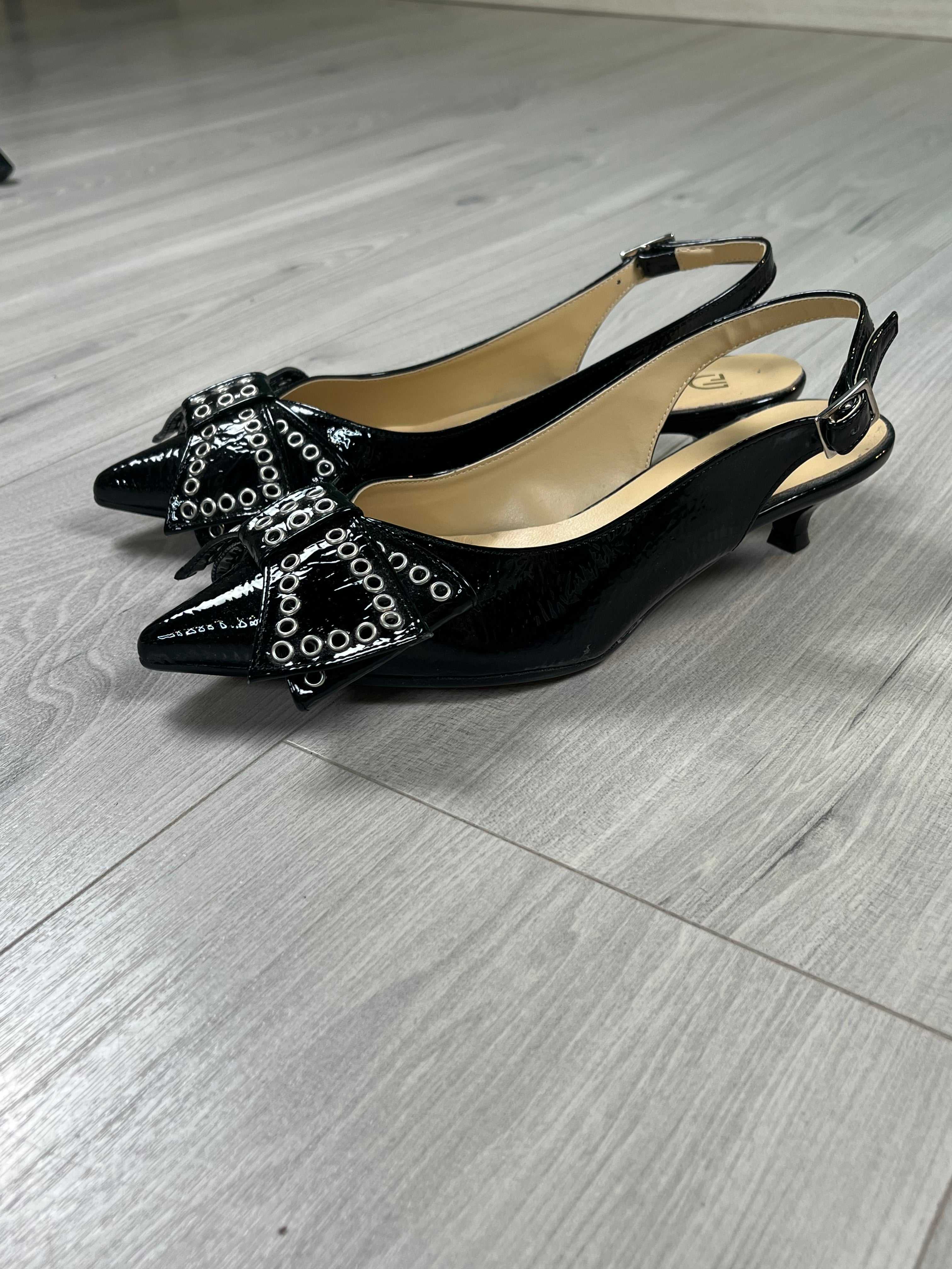 Black Slingback Vernice shoes with 3cm heel, bow with flat studs, regular fit