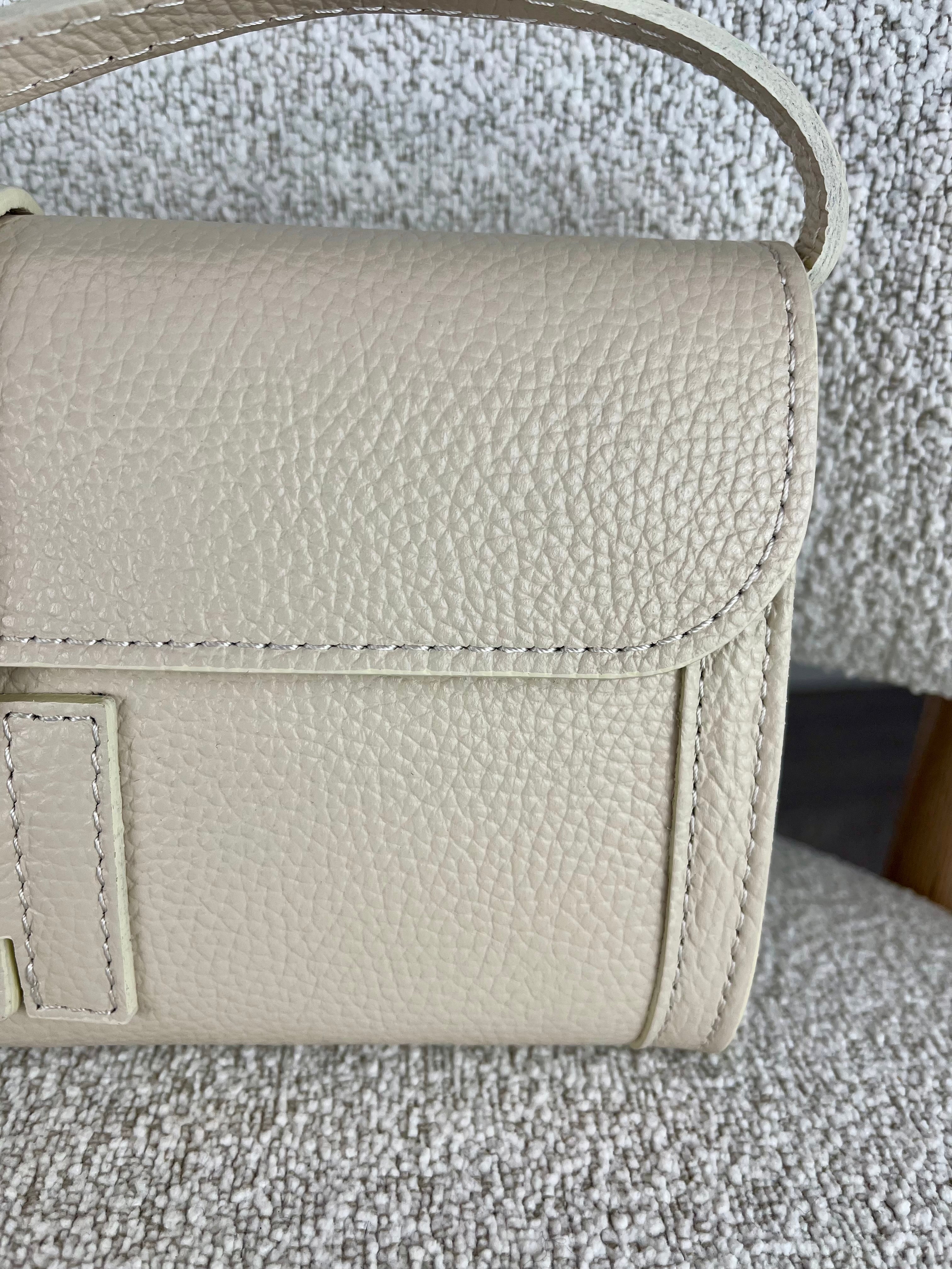 Pochette in vera pelle con tracolla - Beige
