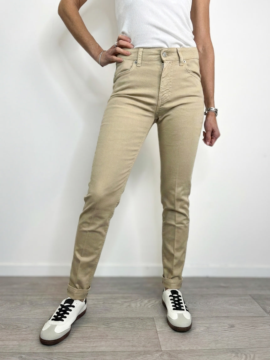 Vicolo jeans daisy beige indossato 