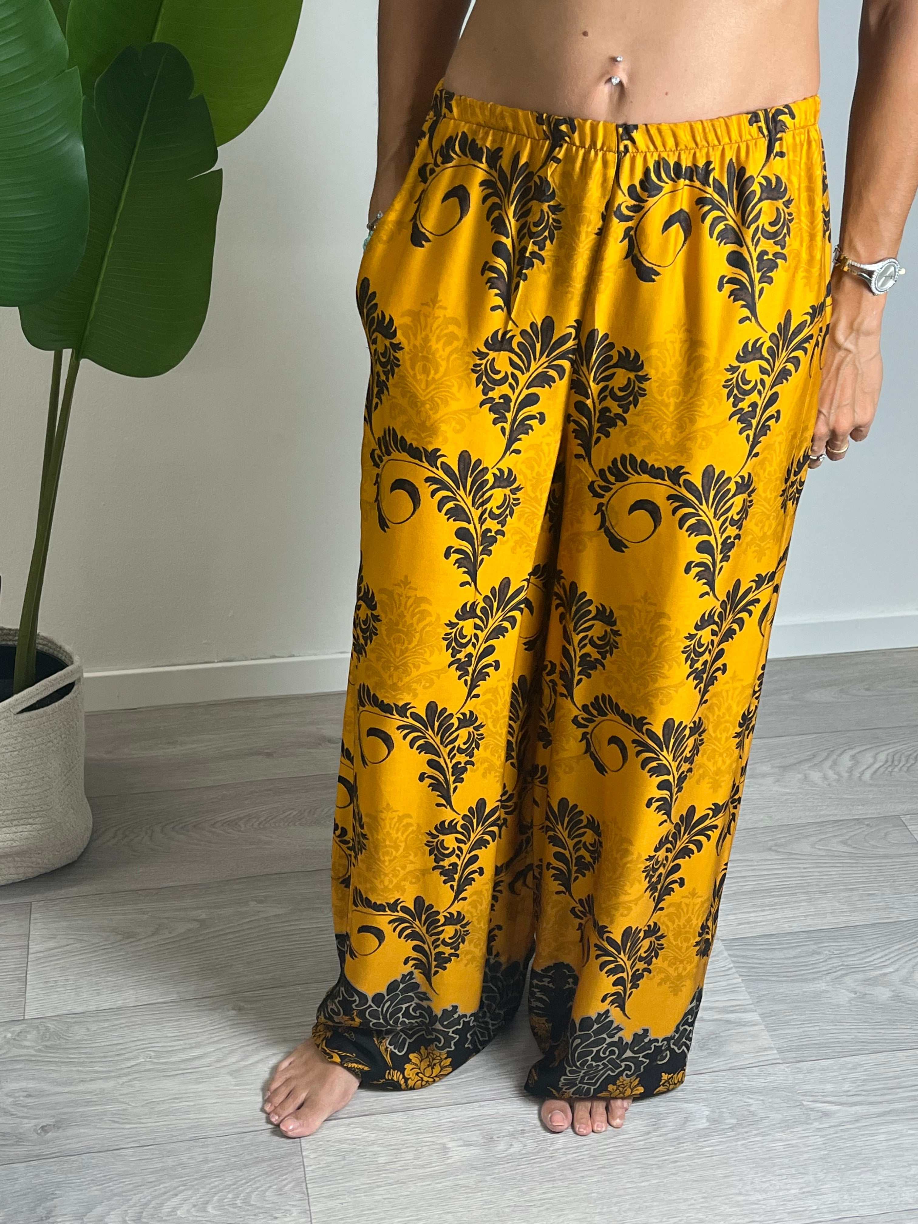 Pantalone Japan Annie Glam palazzo yellow viscose pants with black floral print and elastic waistband