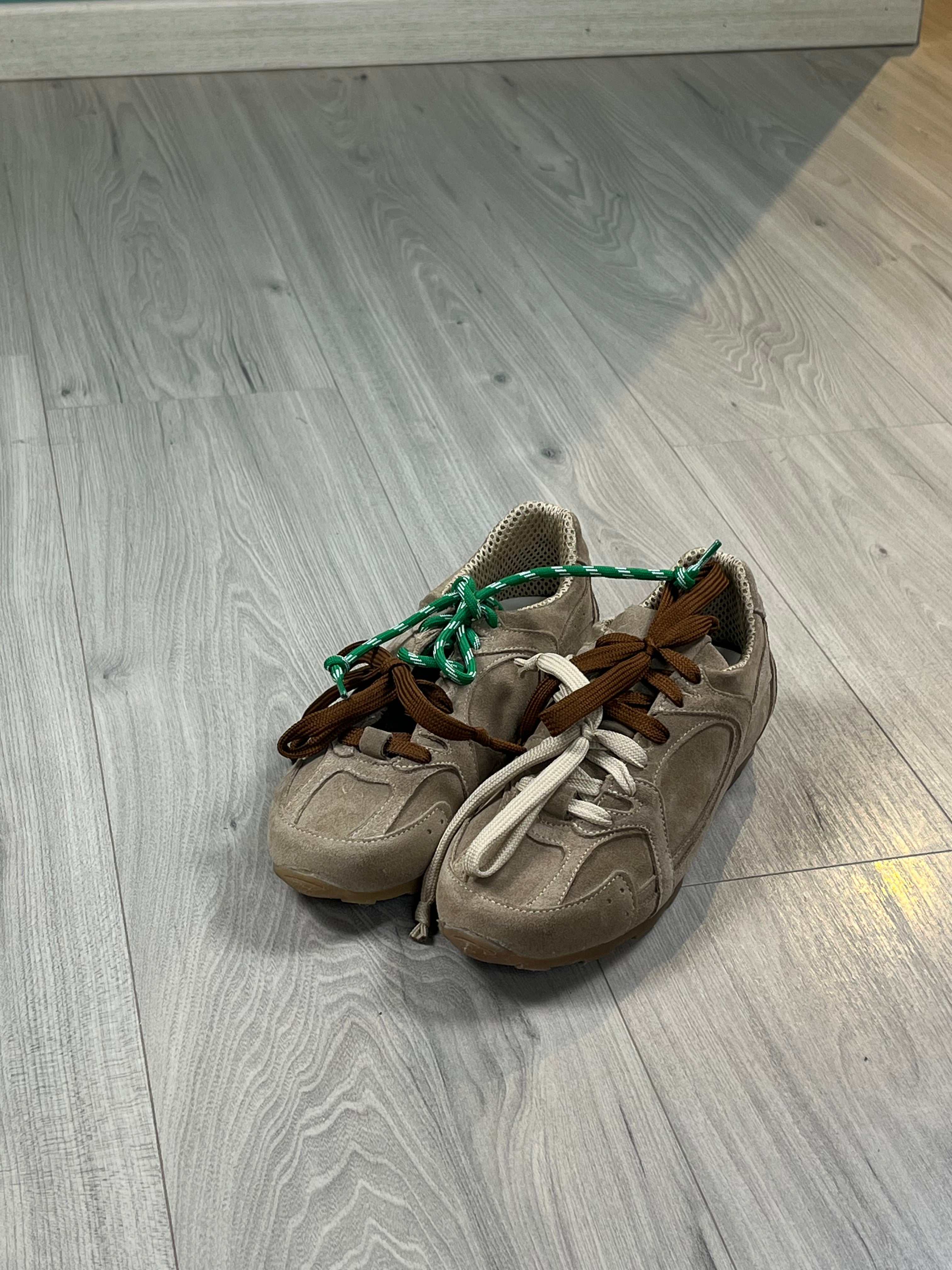 Sneakers Massi Divine Follie in beige suede with double laces on wooden floor