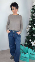 Maglione punto pannocchia grigio donna con maniche a raglan e girocollo abbinato a jeans blu
