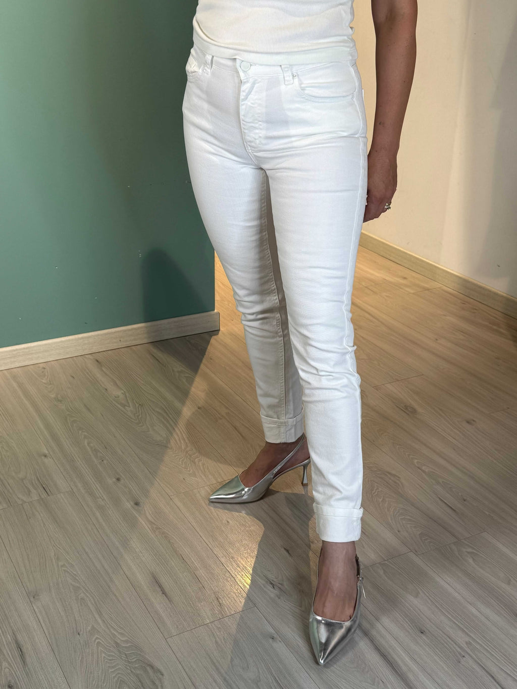 Jeans cropped a vita media bianchi modello Daisy con cinque tasche e chiusura cerniera bottone