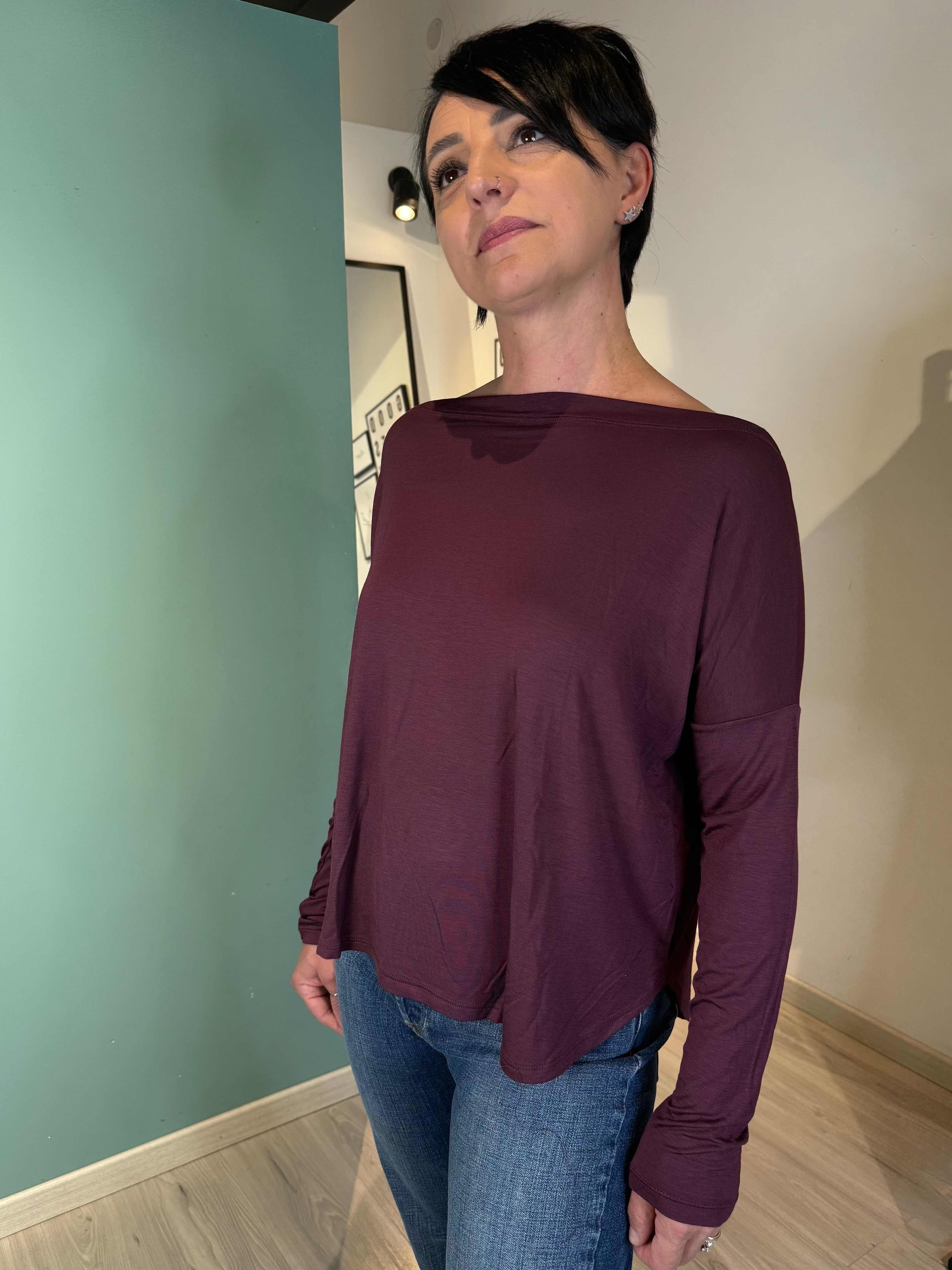 Woman wearing long sleeve Bordeaux T-shirt Mai più senza Bordeaux with boat neck and relaxed fit