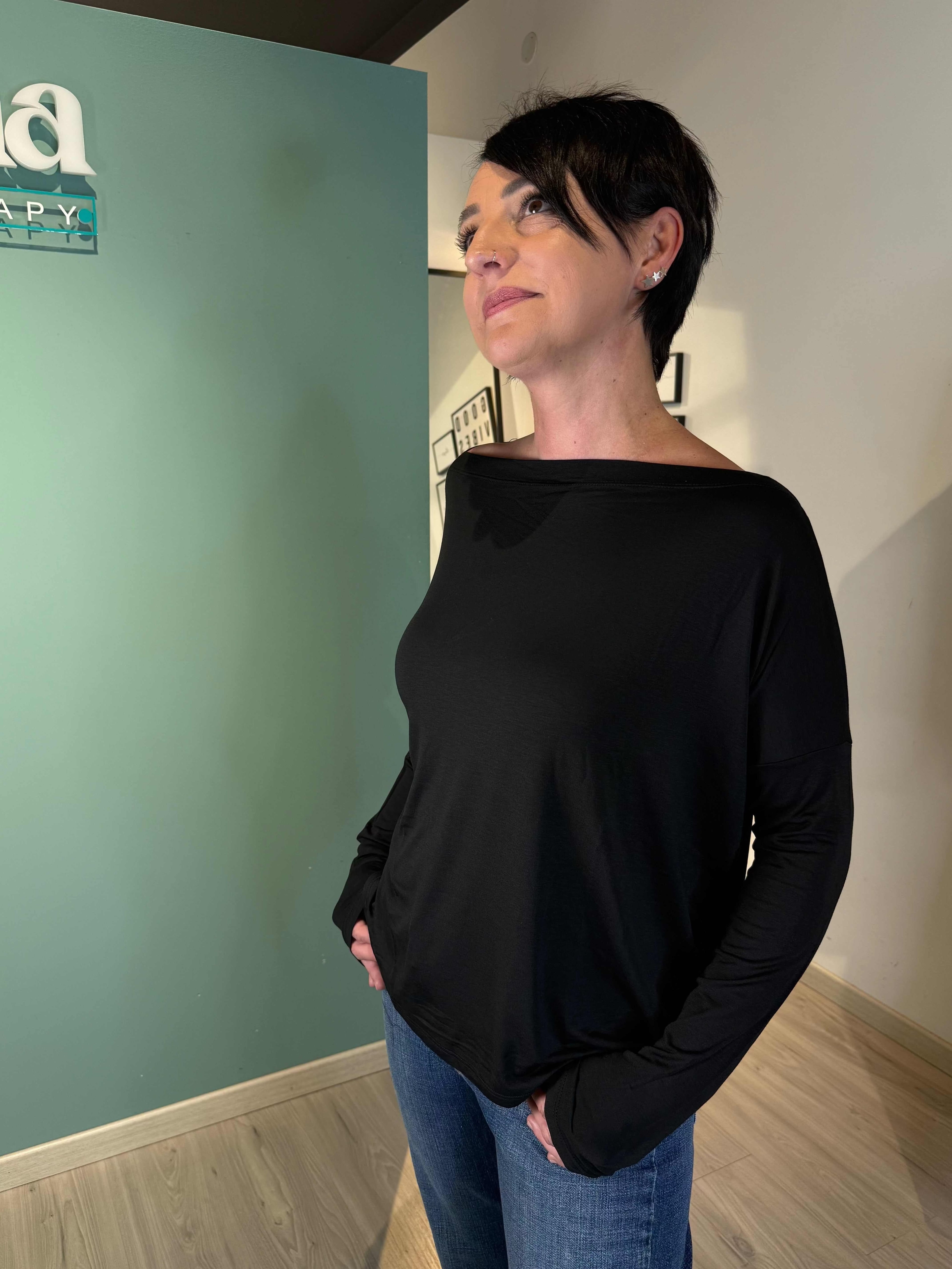 Donna indossa T-shirt Mai più senza Nera manica lunga scollo a barca in viscosa elastane