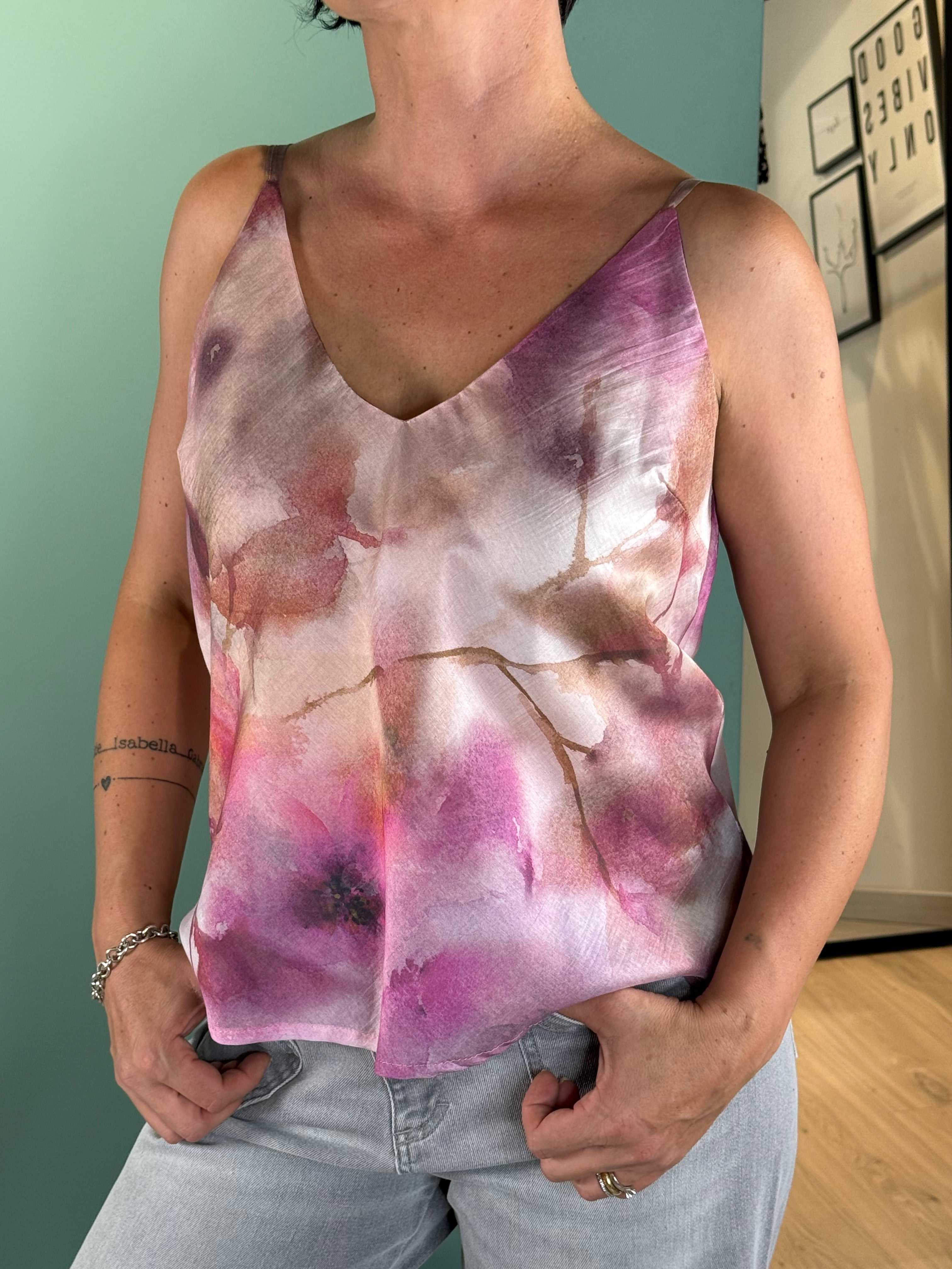 Woman wearing Top Sfumature Kikisix with pink and beige gradient pattern, V-neck and regular fit