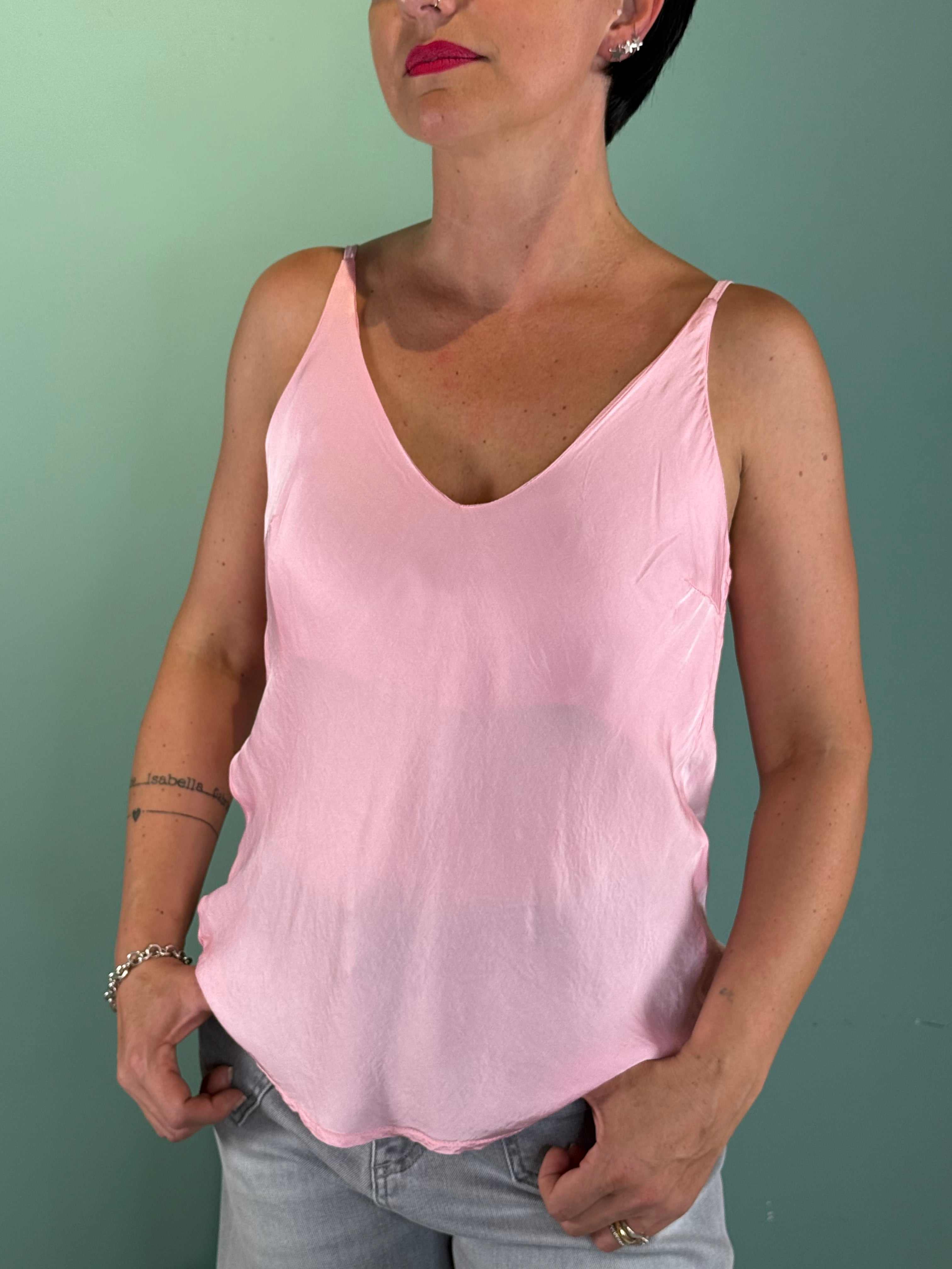 Top a V Rosa in tessuto lucido con spalline sottili e fit regolare indossato da donna