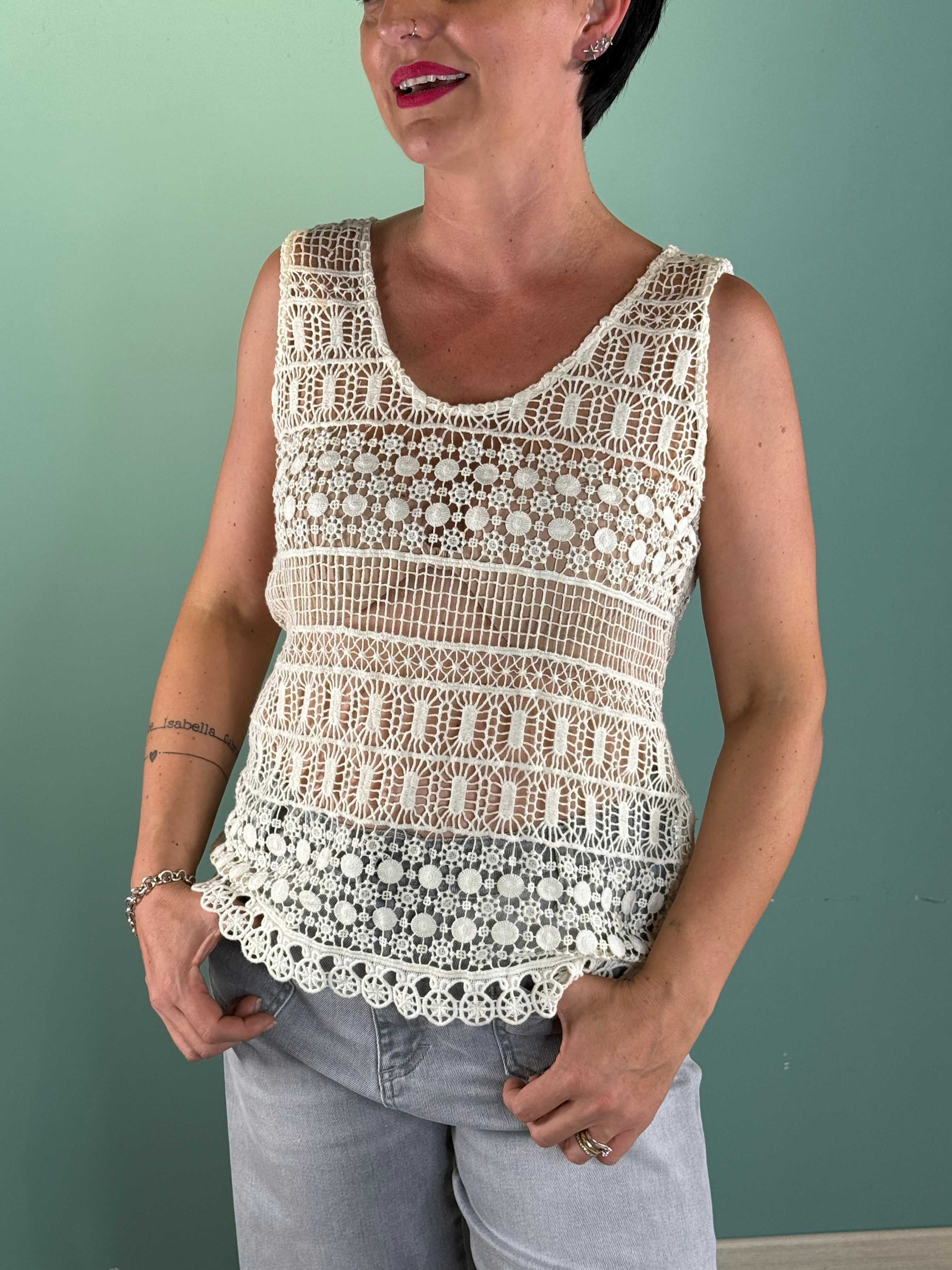 Woman wearing a beige Top Crochet Burro Saiph made of 100% cotton with regular fit and crochet pattern