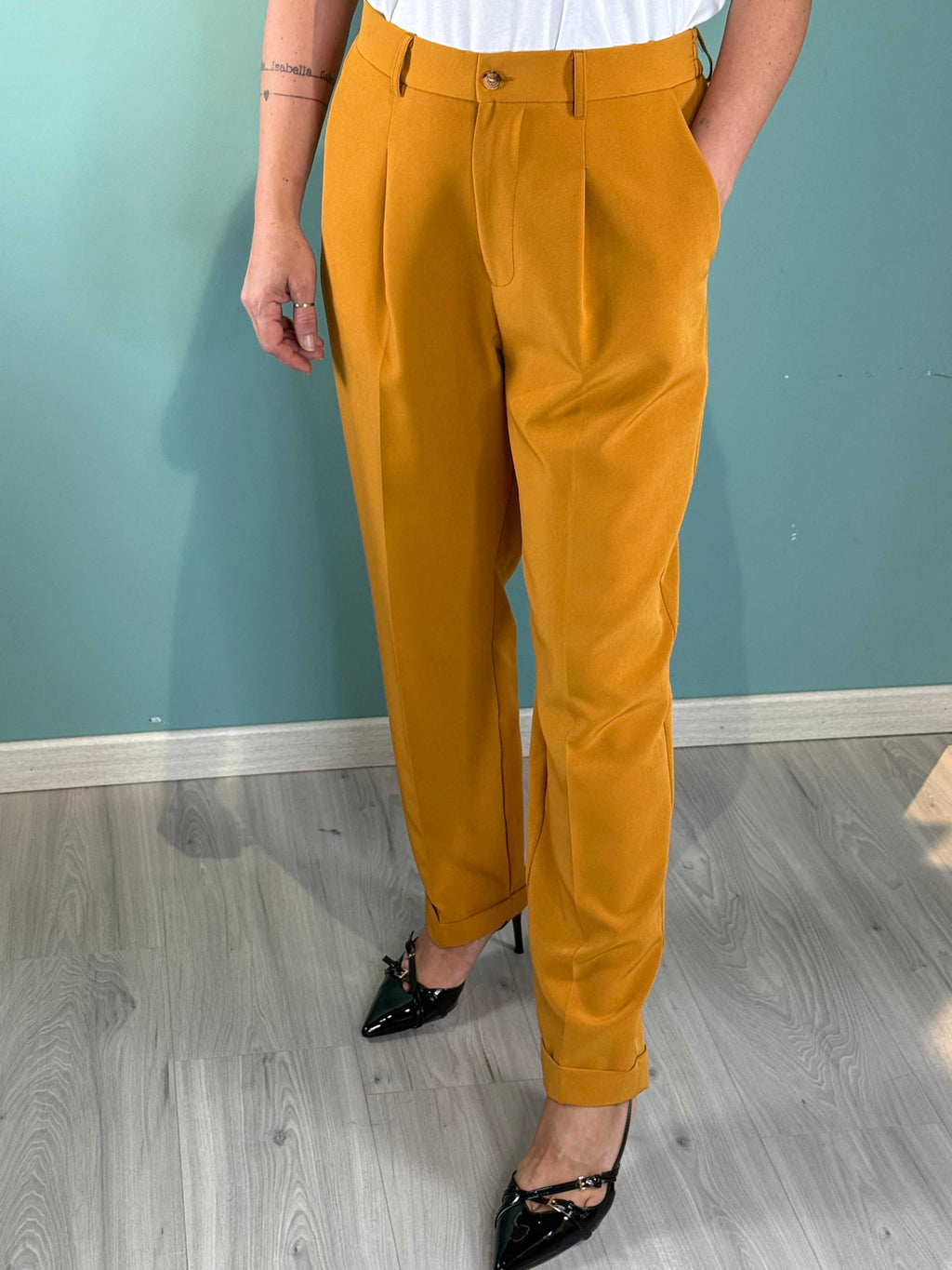 Pantalone Tunisi Senape mustard yellow regular fit pants for women styled with black heels