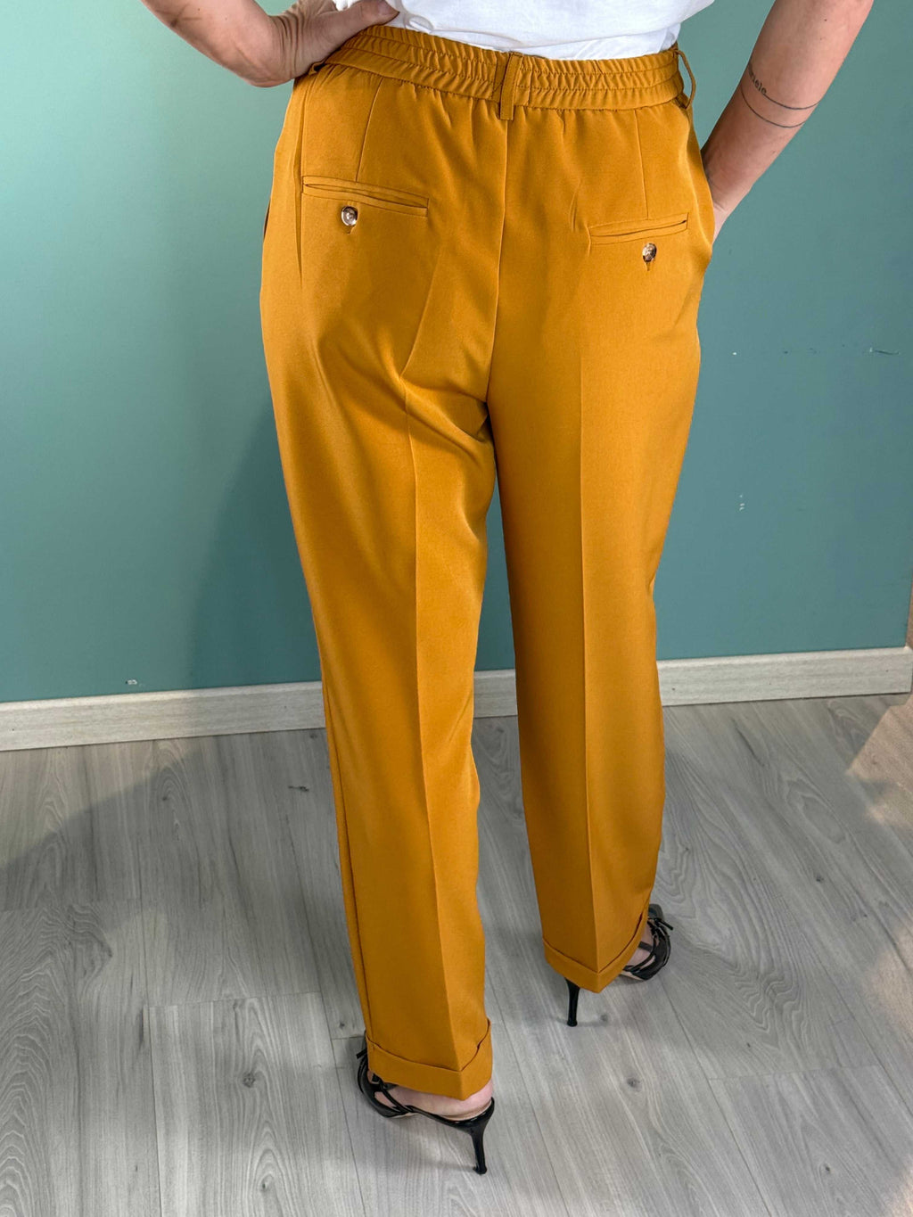Rear view of mustard yellow Pantalone Tunisi Senape with regular fit and elastic waistband worn by a model