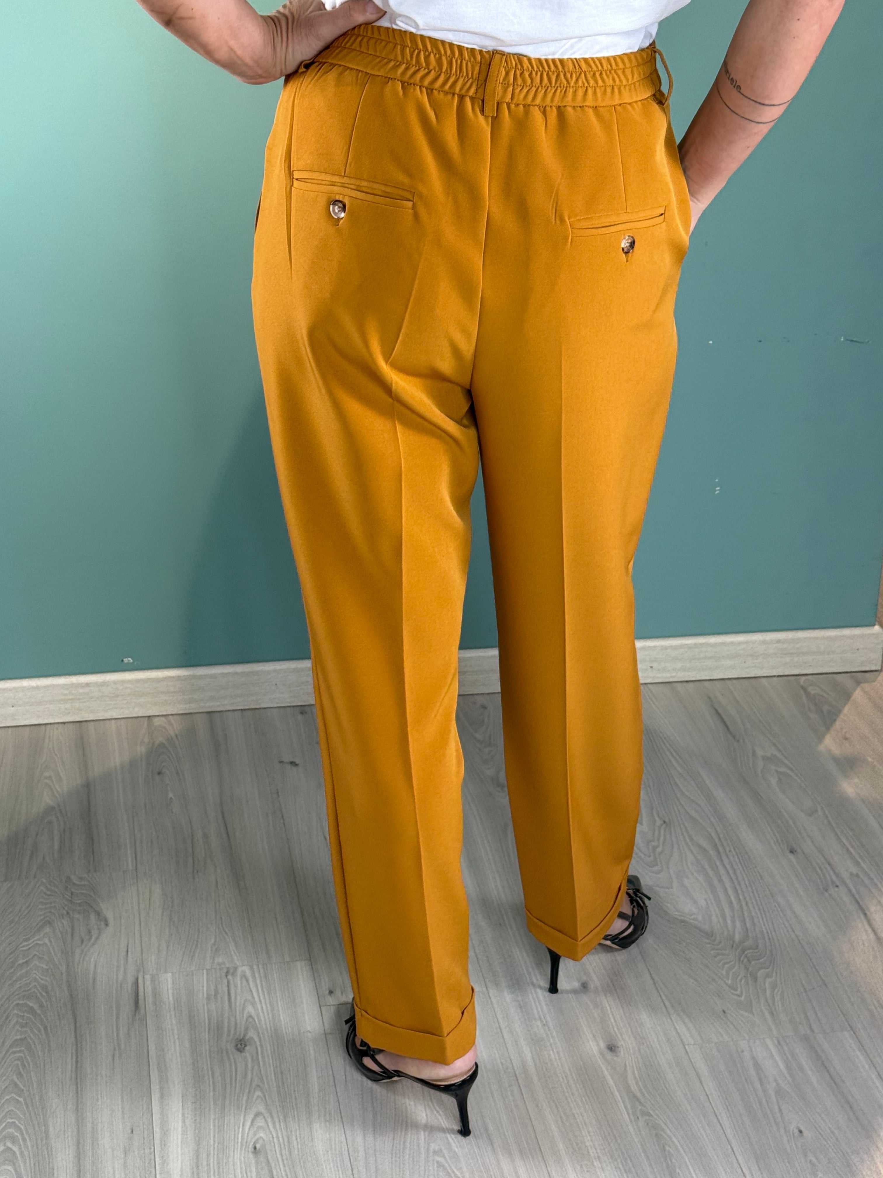 Rear view of mustard yellow Pantalone Tunisi Senape with regular fit and elastic waistband worn by a model