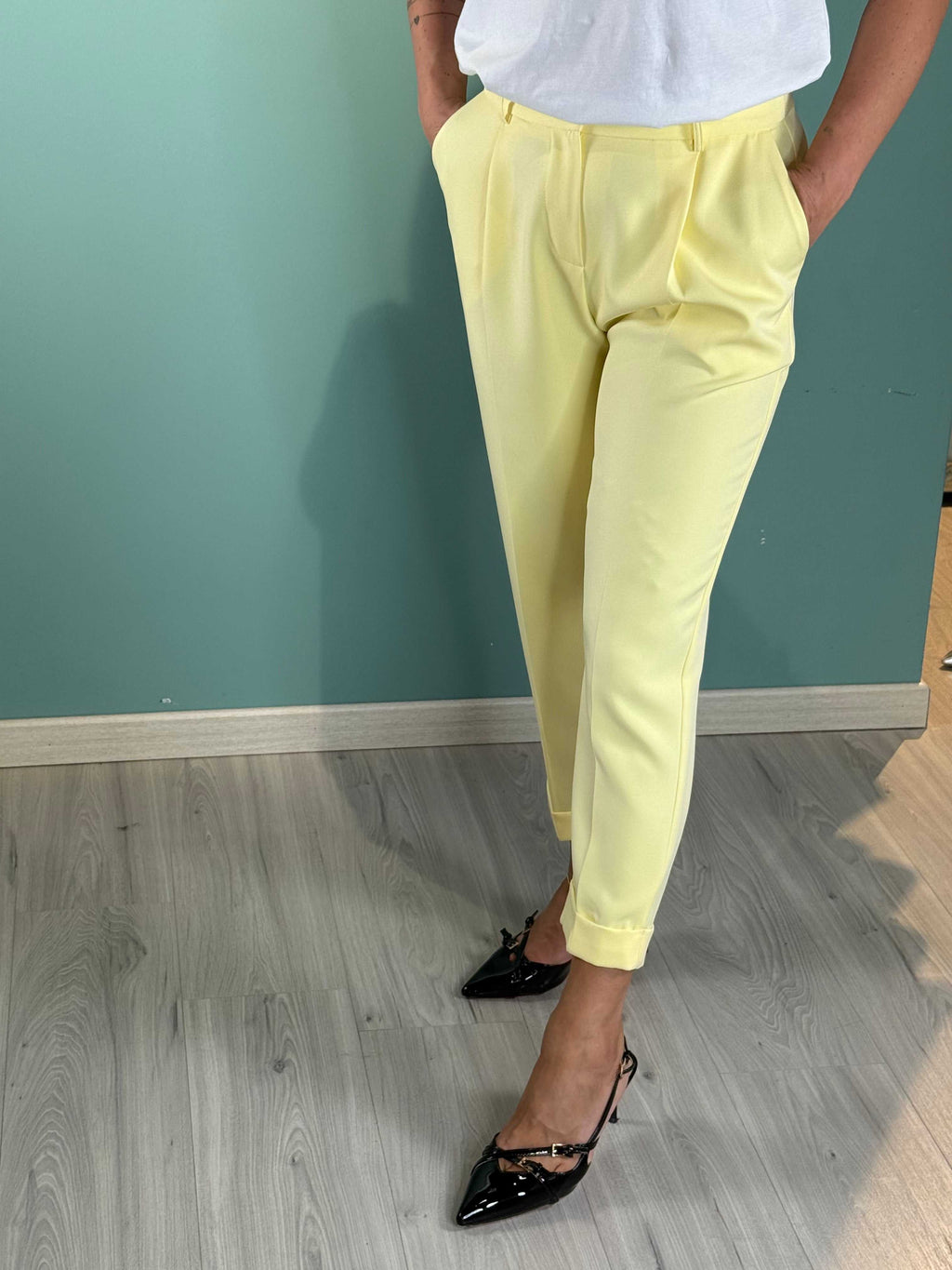Pantalone Business Saiph yellow chinos with pleats and regular fit worn by model