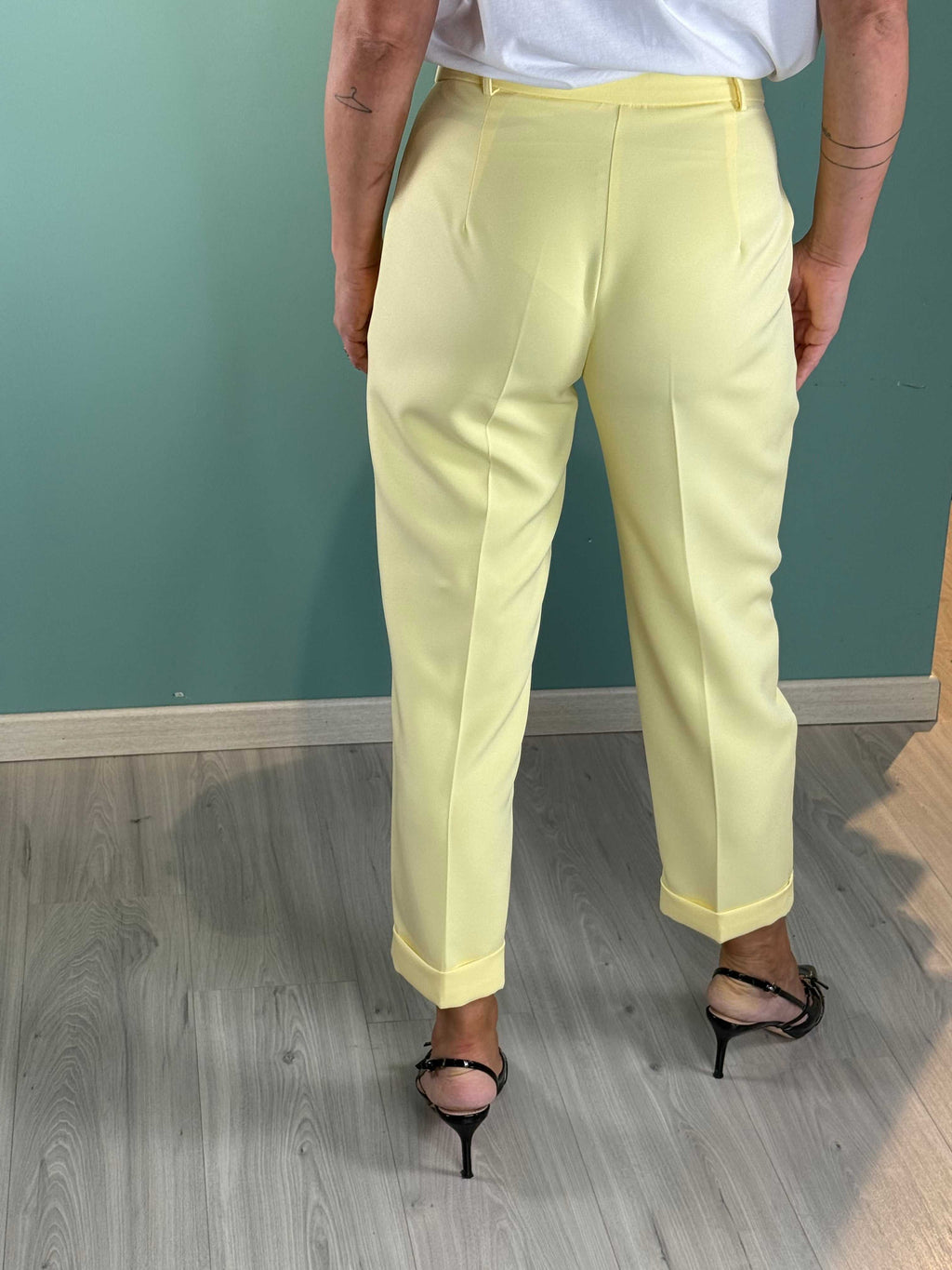 Pantalone Business Saiph yellow chinos with pences and regular fit shown from back on model
