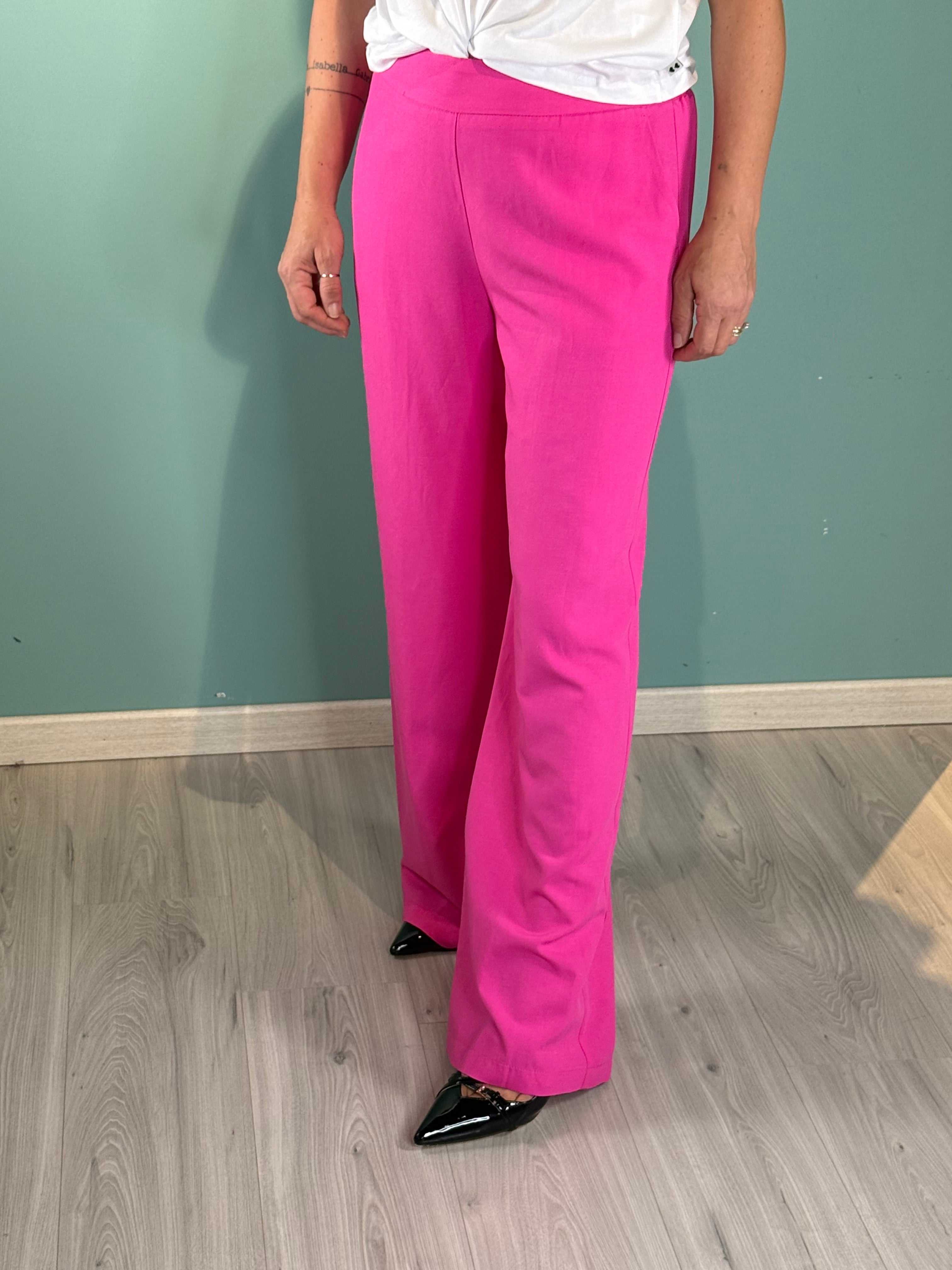 Pantalone Estate Kontatto pink palazzo pants with elastic waist and regular fit worn by model