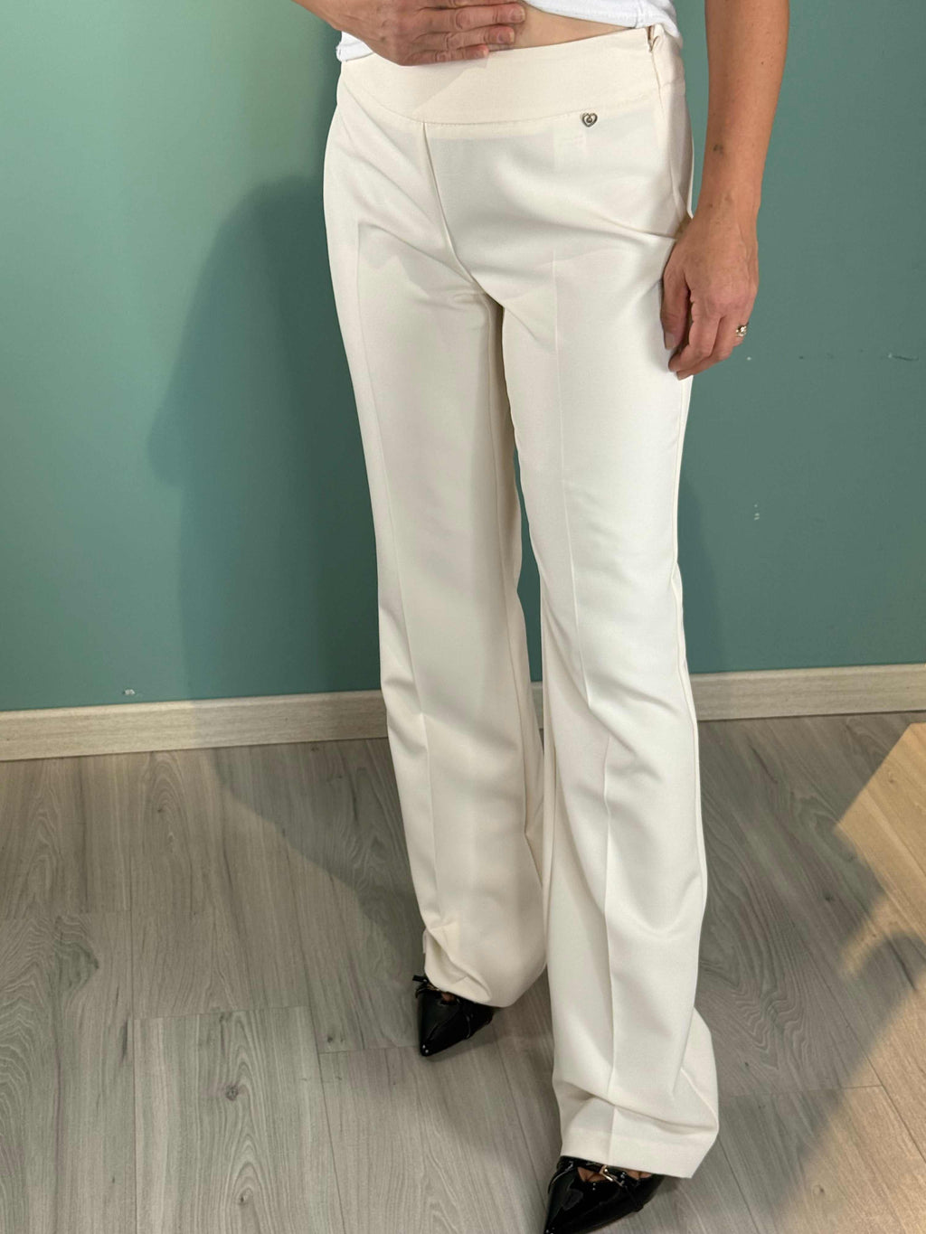 Pantalone Vanilla Please flare fit asciutto in cream polyester elastane blend worn by model