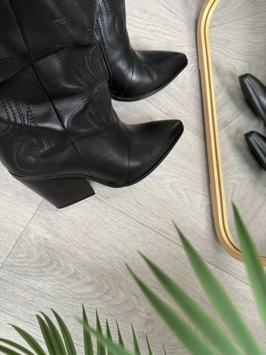 Camperos Nero black leather high boots with 5cm heel and regular fit