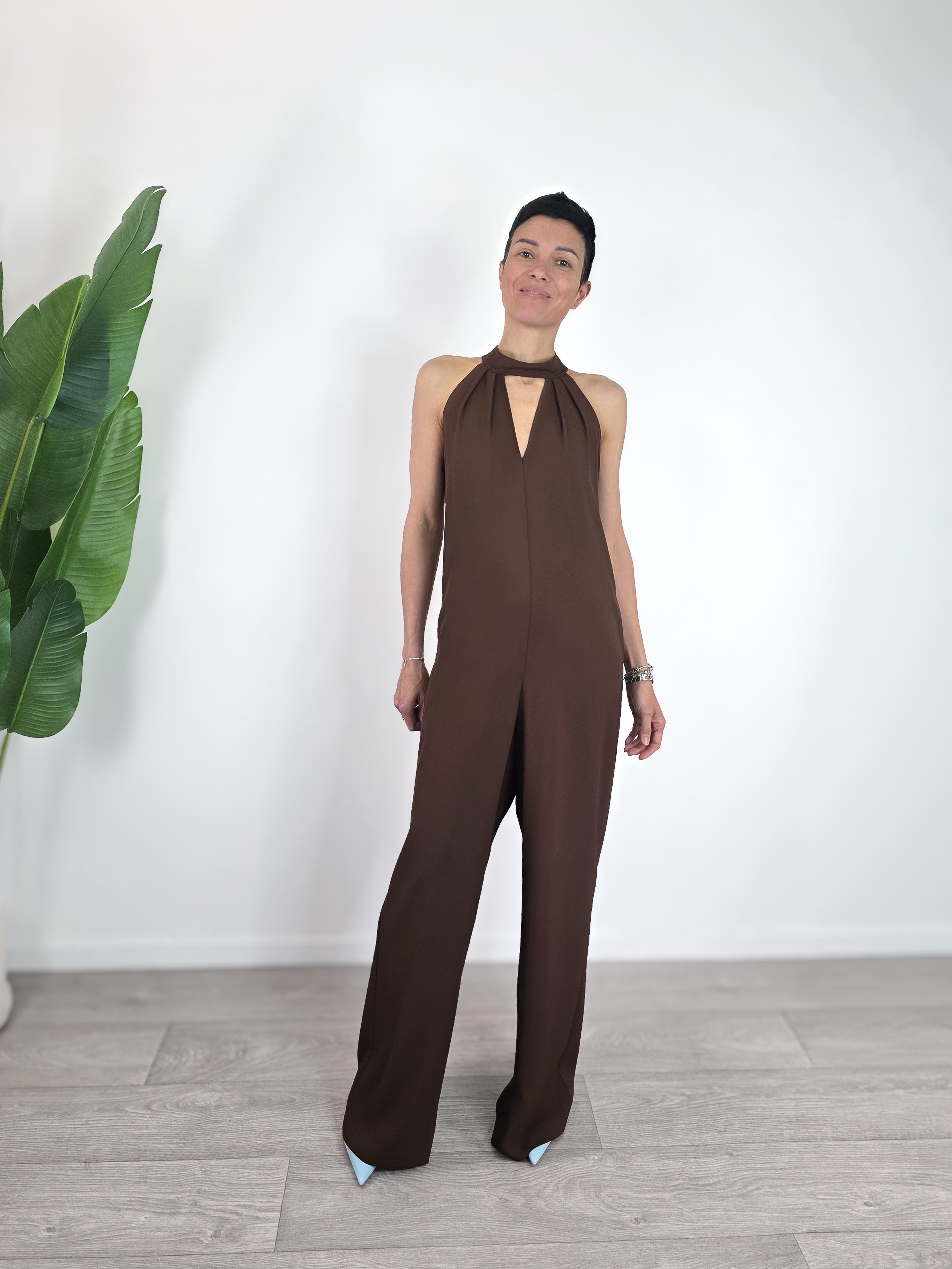 Tuta jumpsuit di Kontatto nel color marrone cioccolato, scollo all’americana 