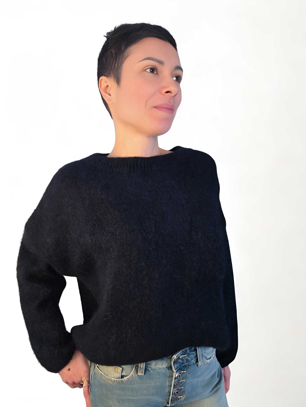 Maglione con fiocco nero in mohair caldo e morbido con taschino frontale e fiocco sul retro