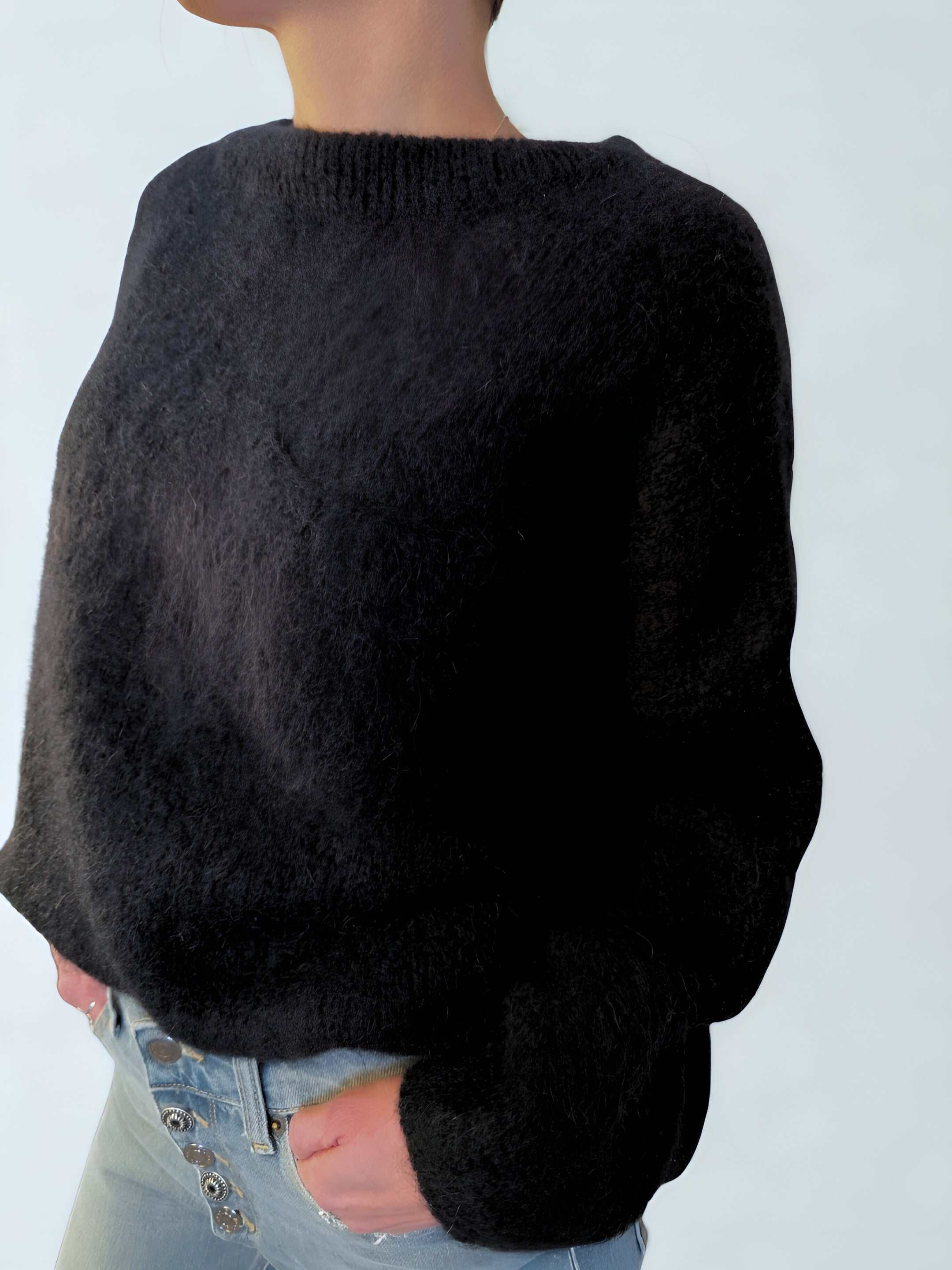 Maglione con fiocco nero in mohair caldo e morbido con taschino e fiocco in raso sul collo.