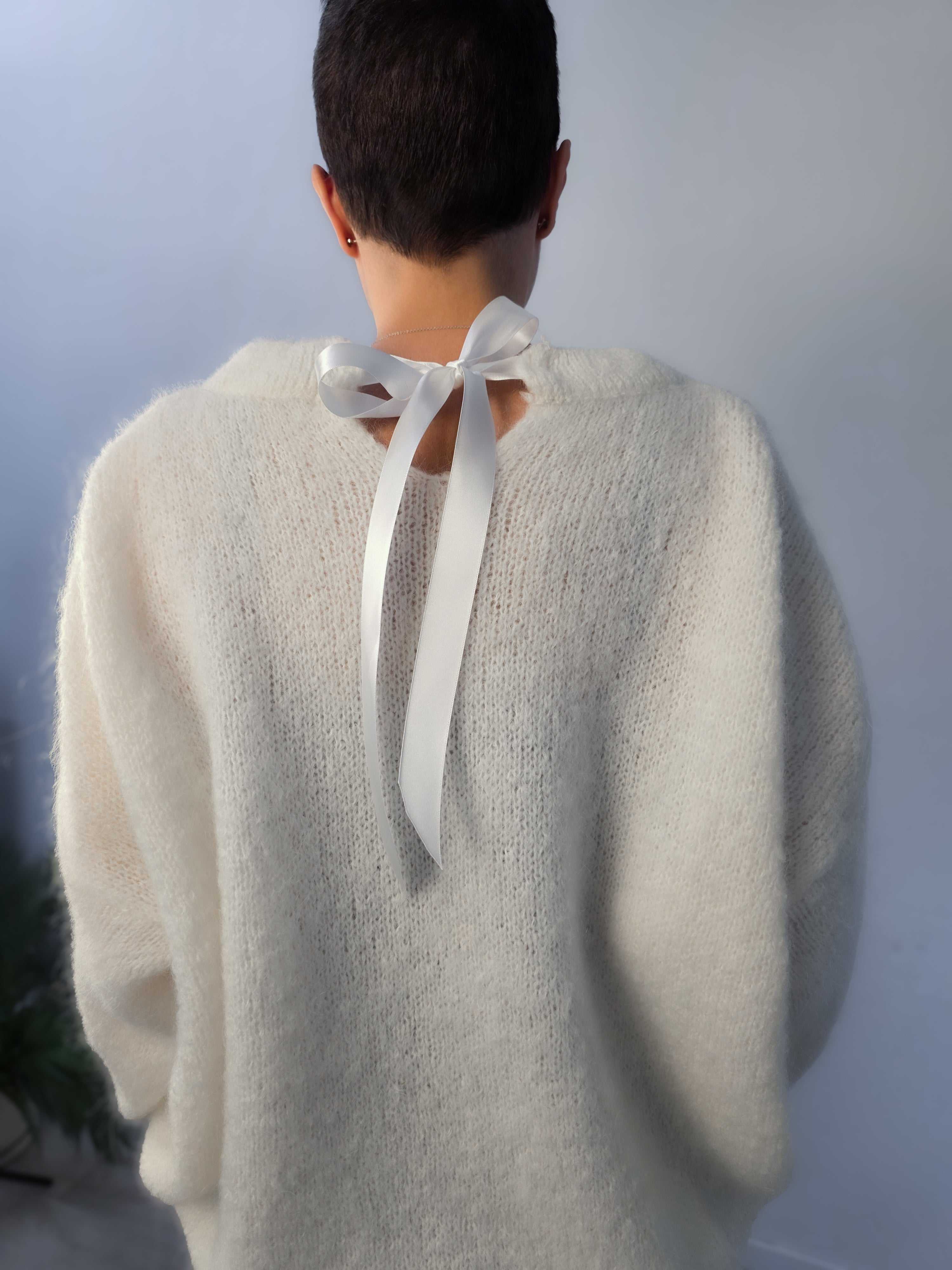 Maglione con fiocco in mohair caldo e morbido con taschino e fiocco in raso sul collo.